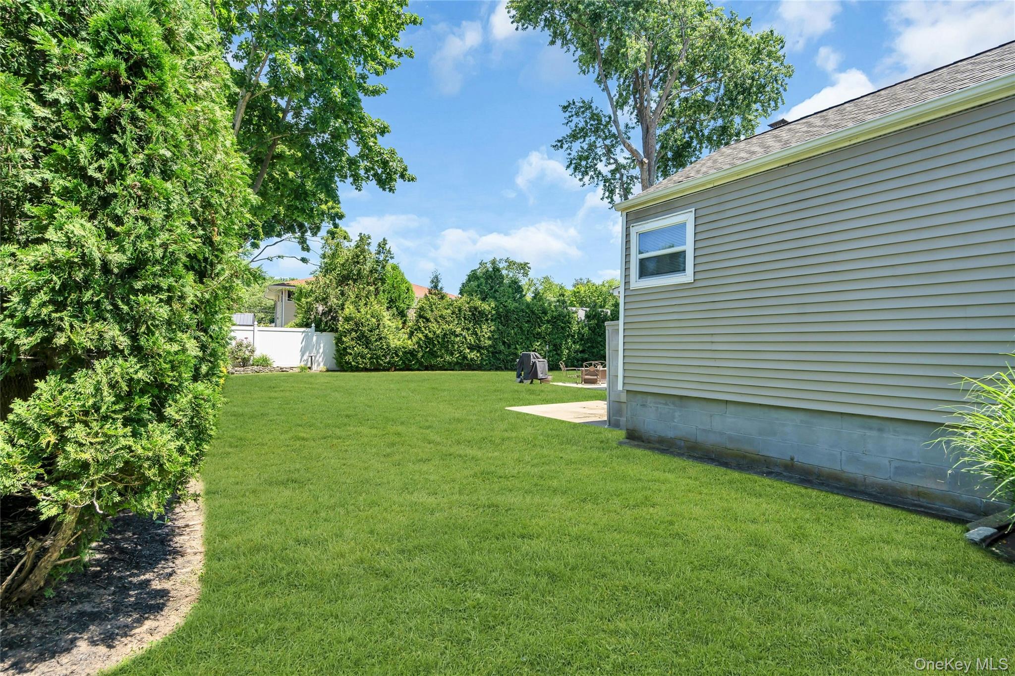533 Old Country Road Property Photo 13