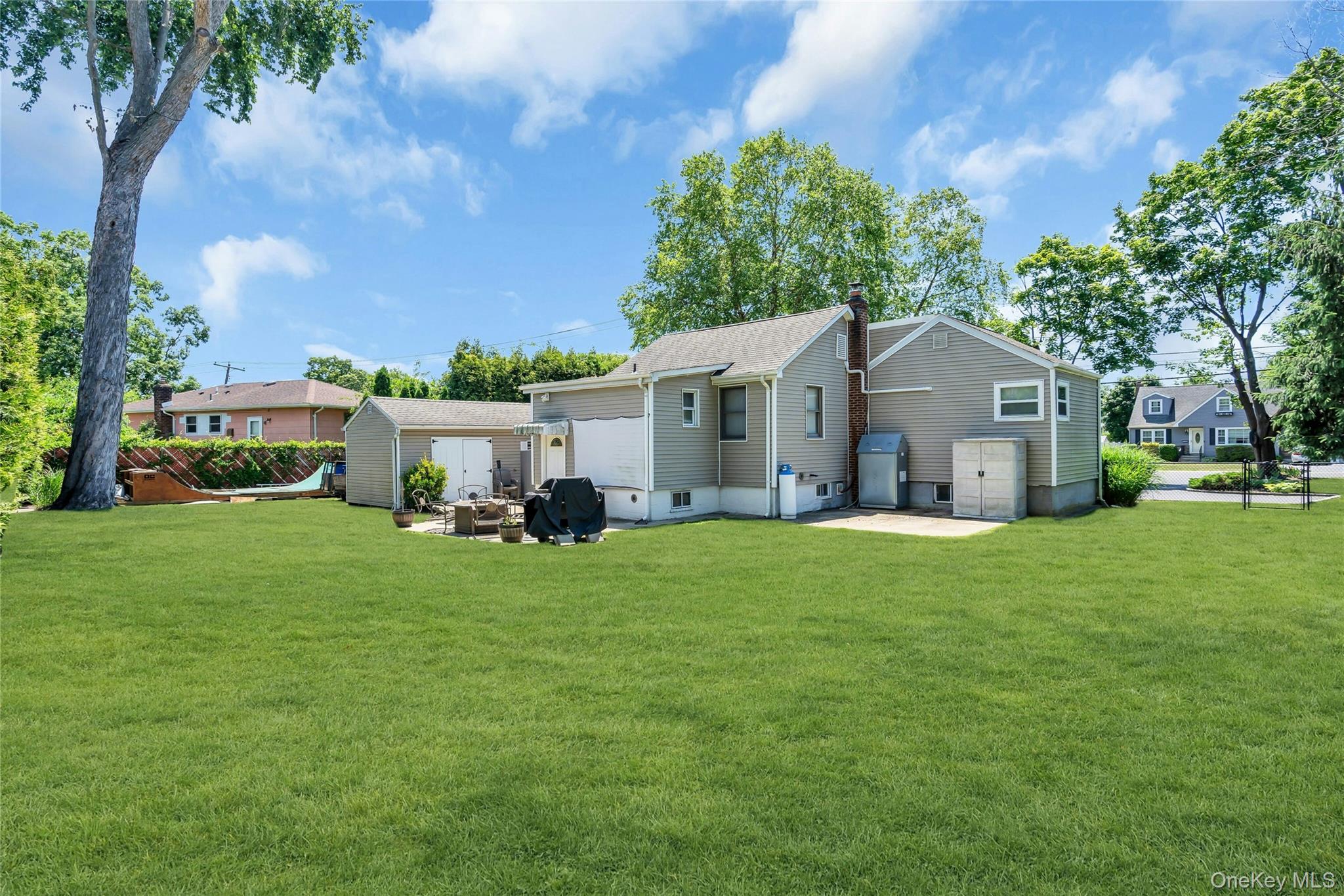533 Old Country Road Property Photo 14