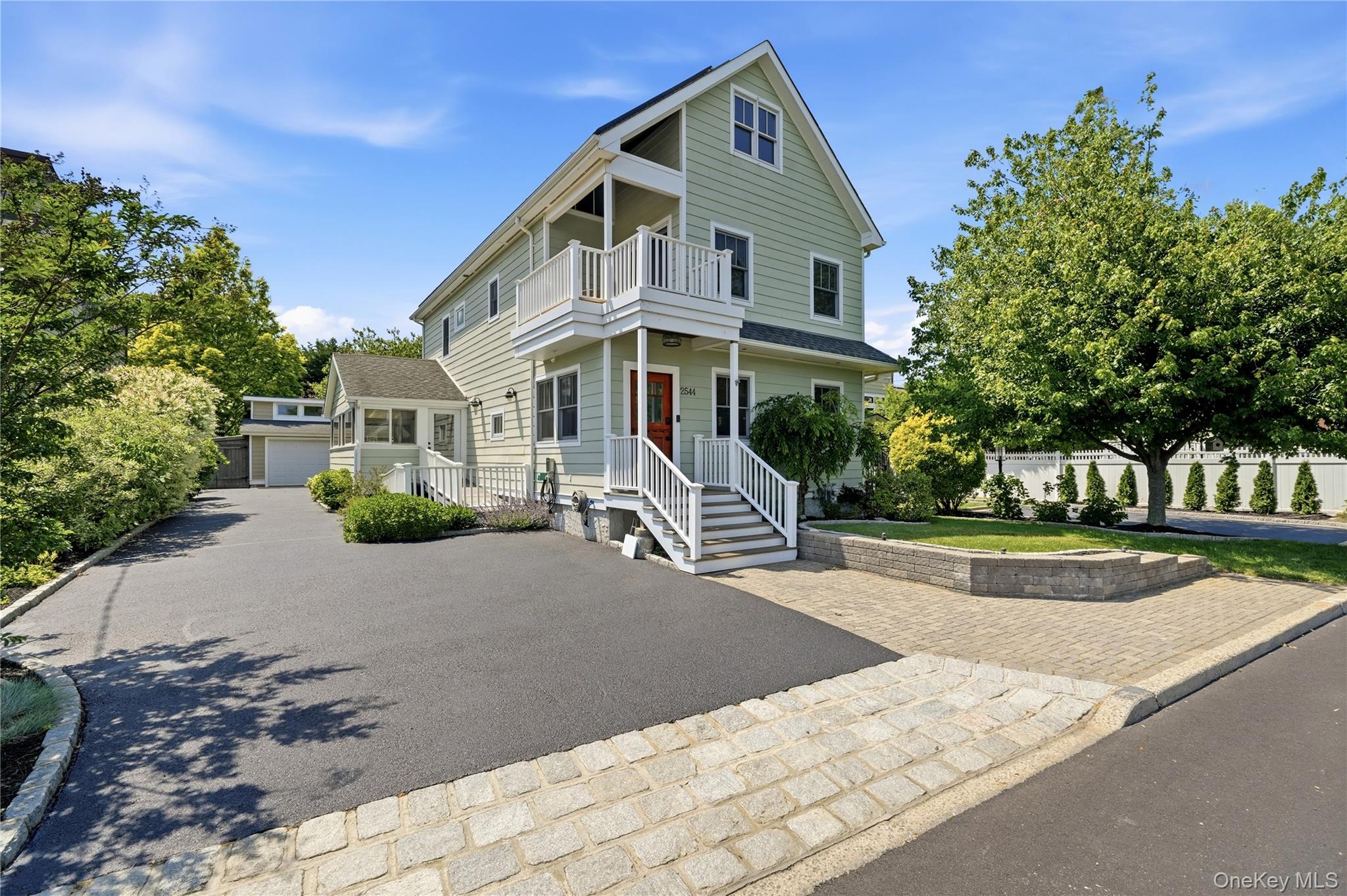 2544 Riverside Avenue Property Photo 4