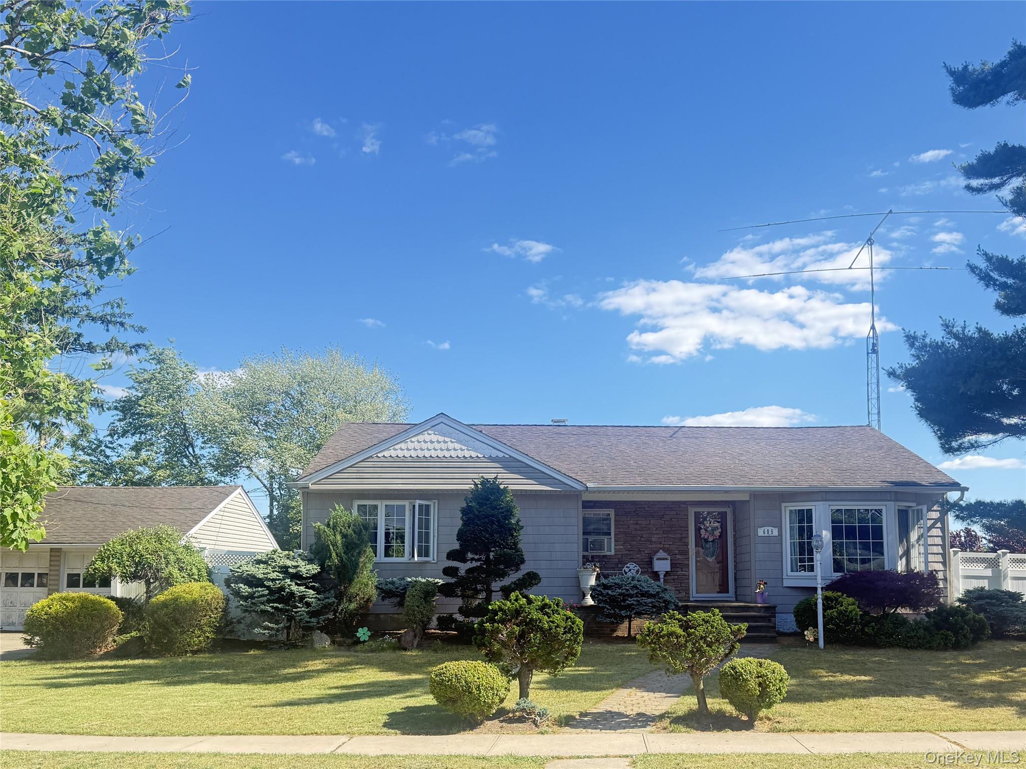 685 Seabury Avenue Property Photo 2