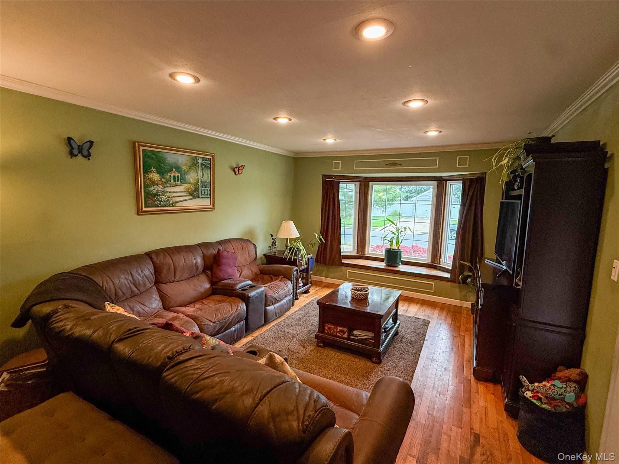 685 Seabury Avenue Property Photo 4