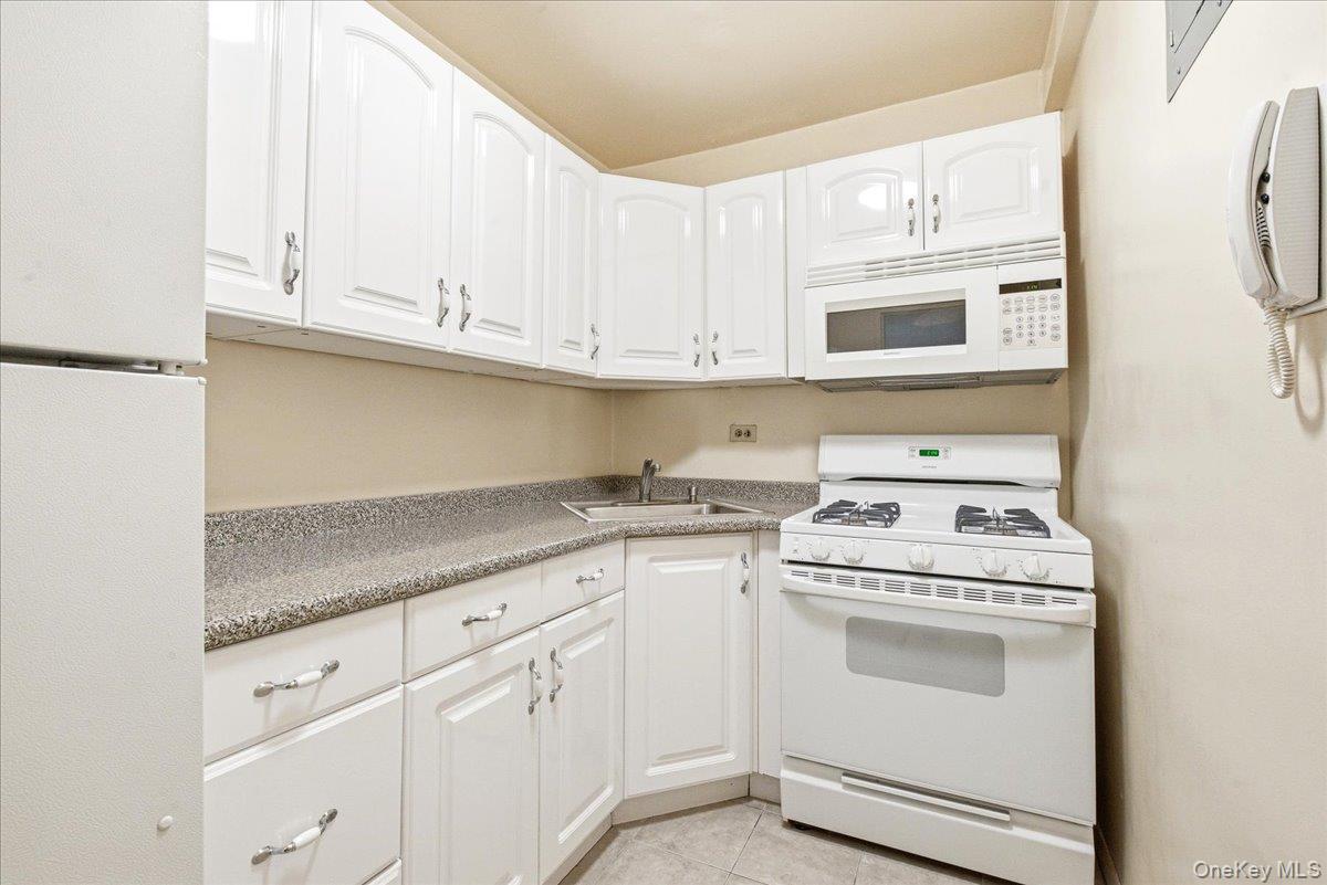 70-25 Yellowstone Boulevard 5a Property Photo 7