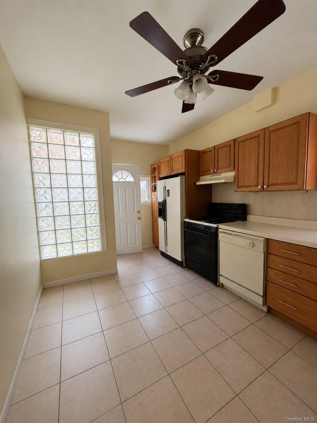 2041 Colonial Avenue Property Photo 2