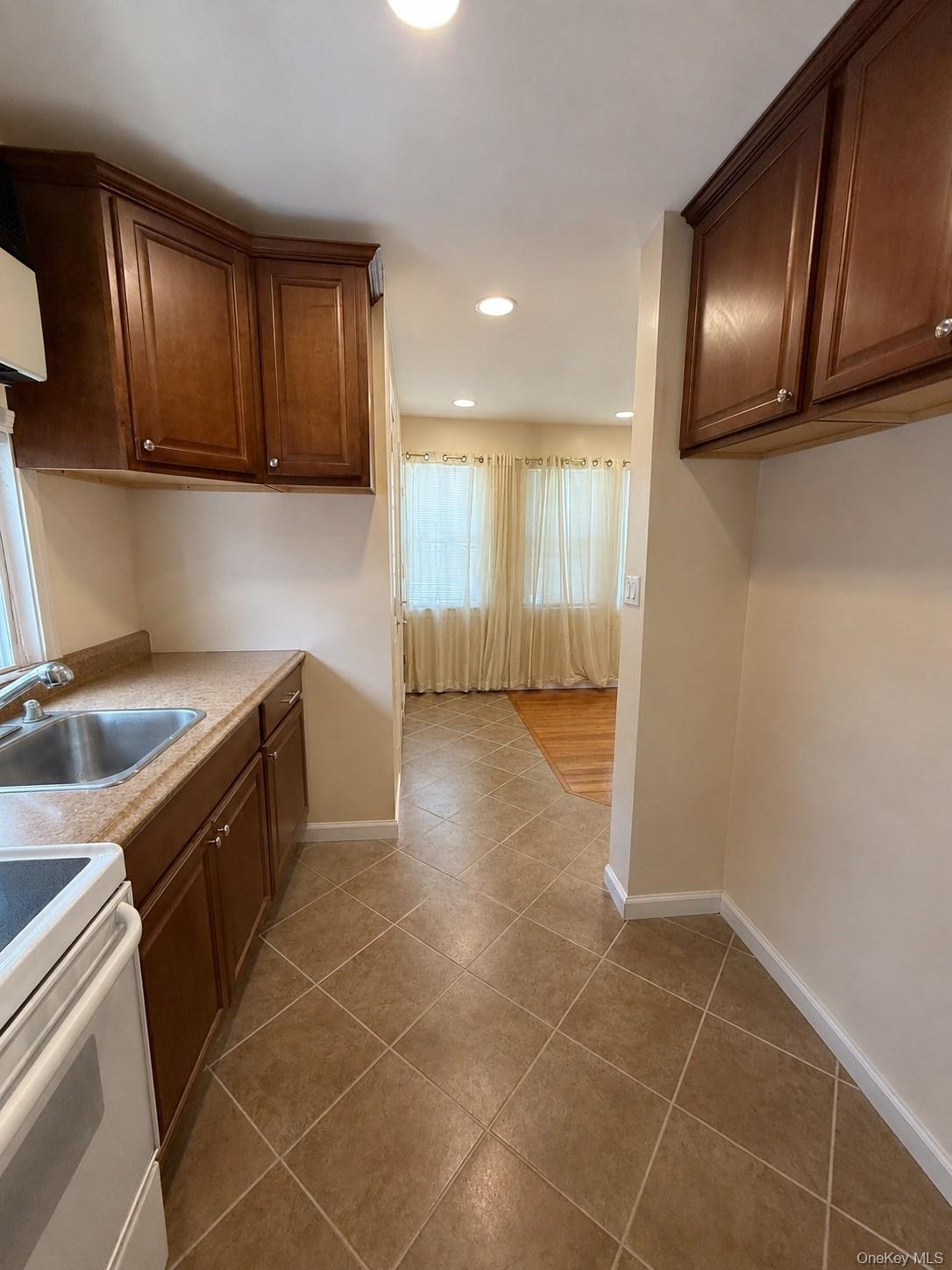 2041 Colonial Avenue Property Photo 3