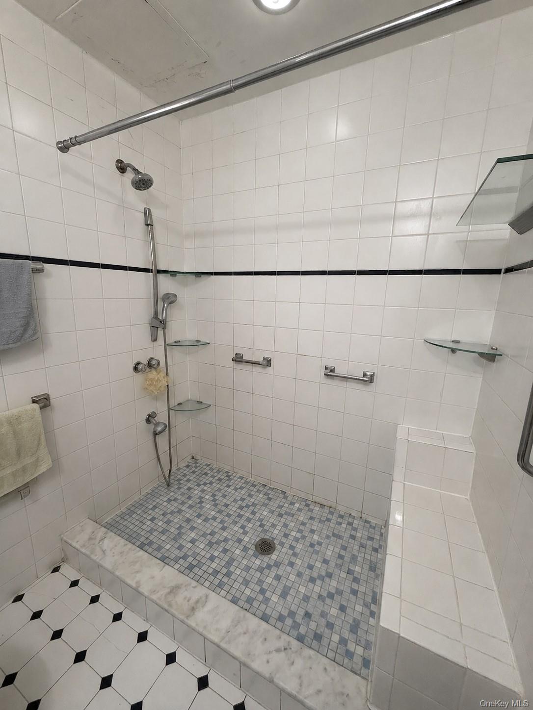 2041 Colonial Avenue Property Photo 4