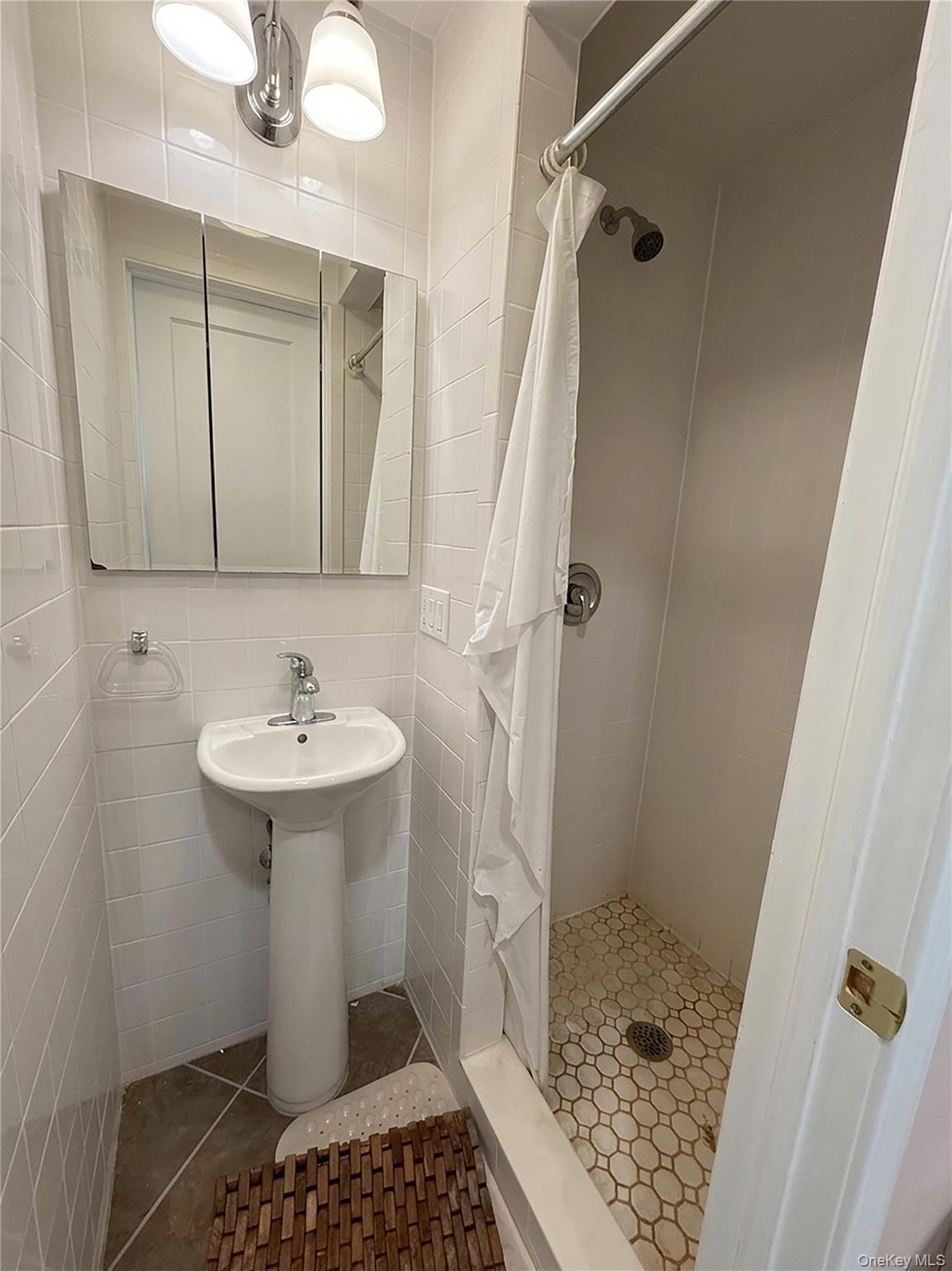 2041 Colonial Avenue Property Photo 5