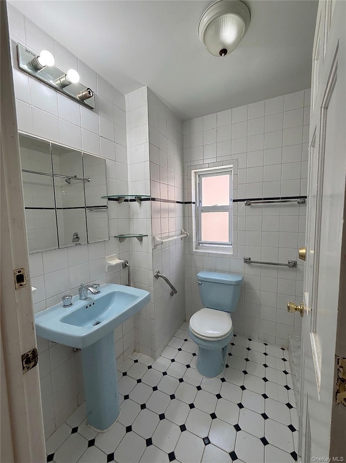 2041 Colonial Avenue Property Photo 6