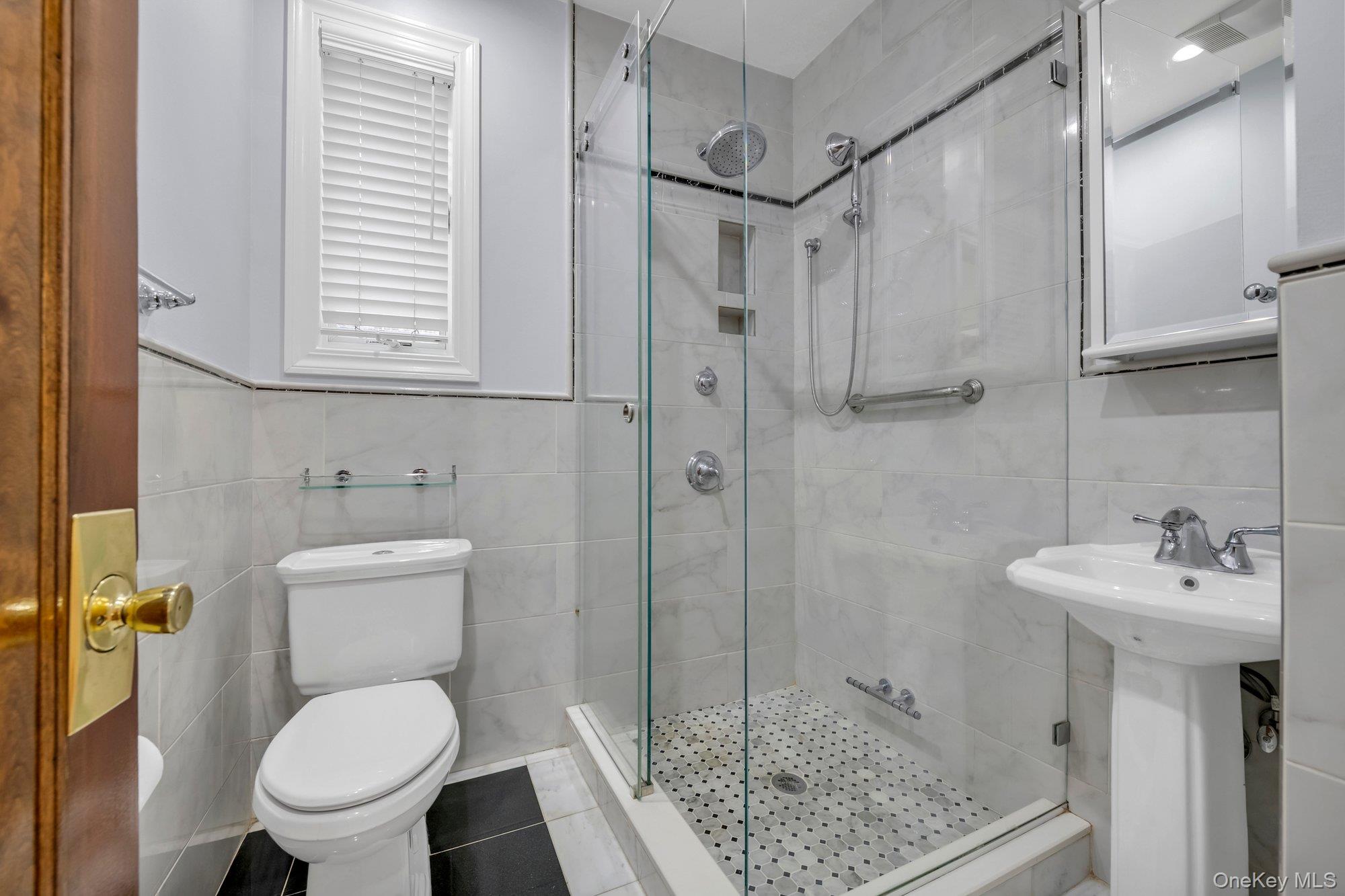 2422 St Raymonds Avenue Property Photo 9
