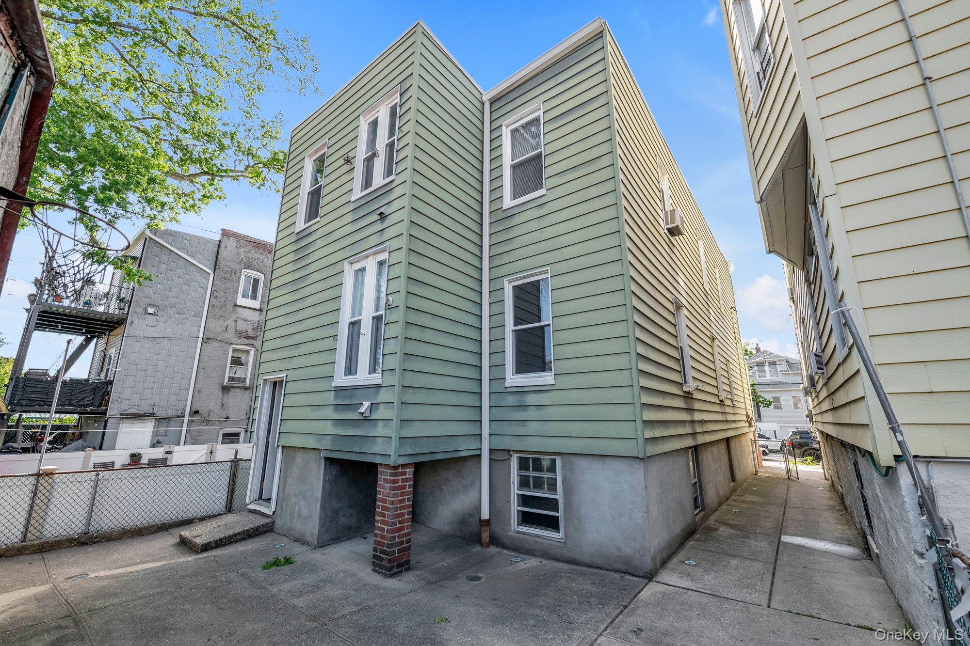 2422 St Raymonds Avenue Property Photo 16