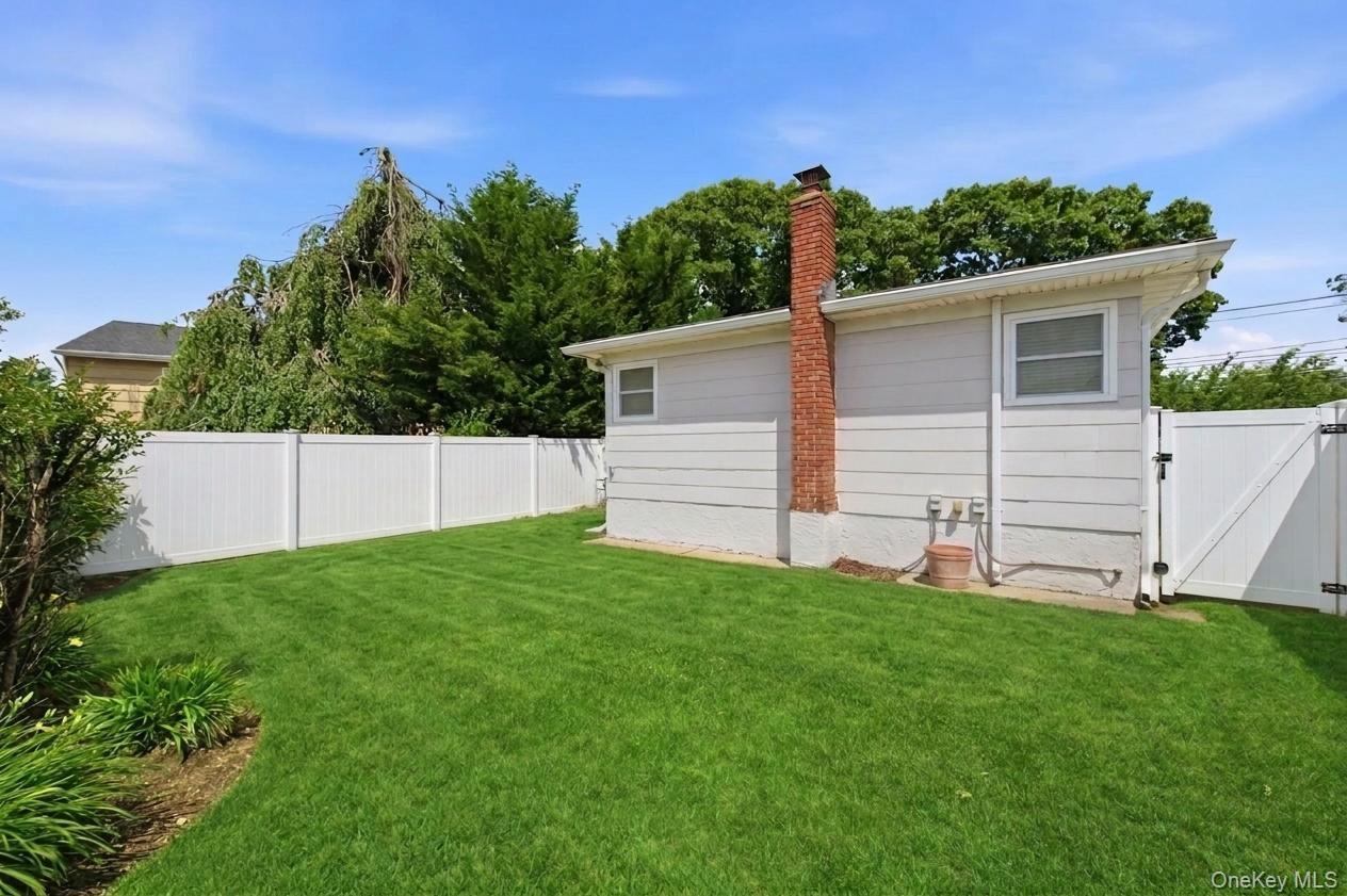 10 S Merrick Road Property Photo 16