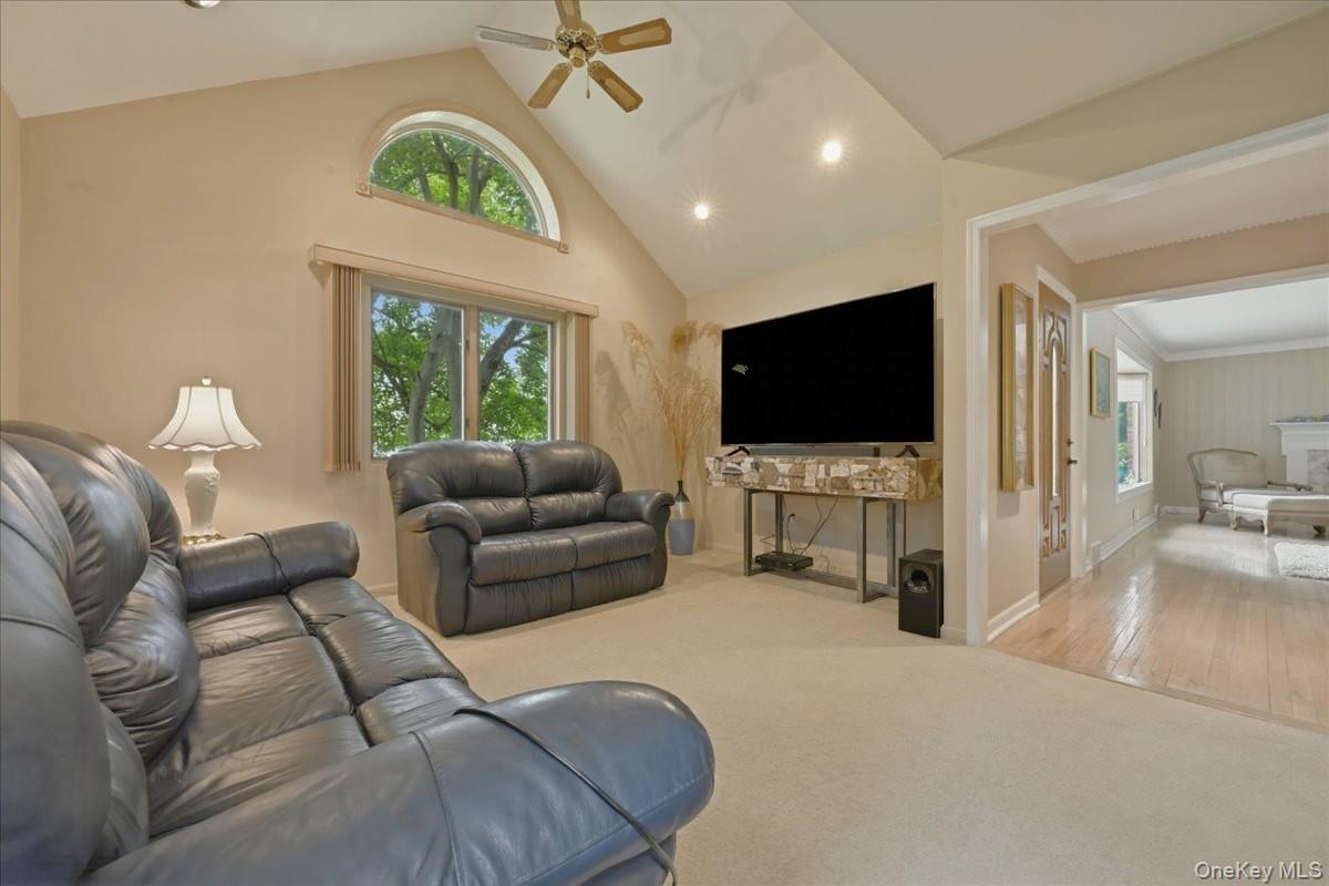 2 Crabtree Lane Property Photo 1