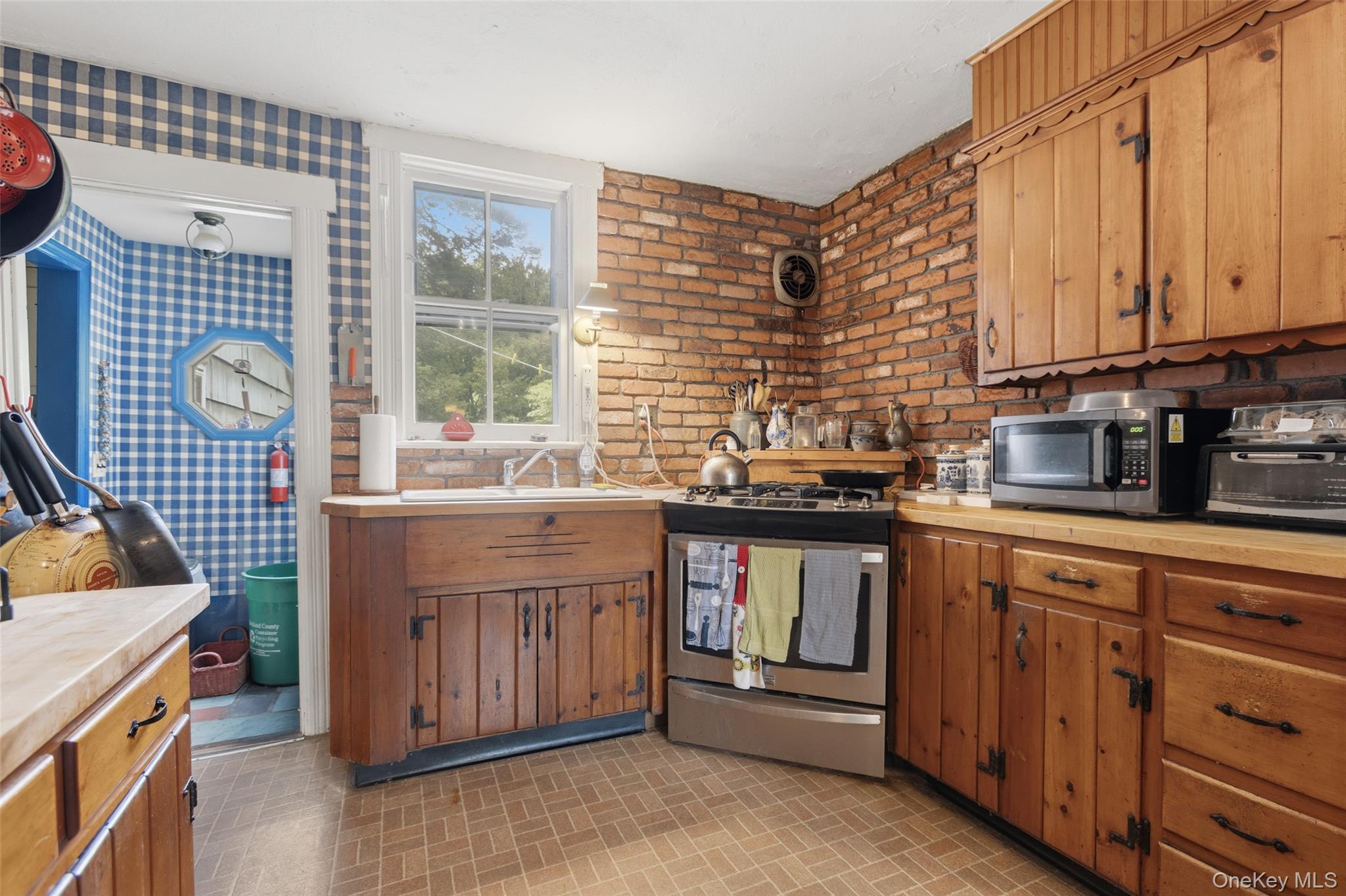 586 New Hempstead Road Property Photo 16