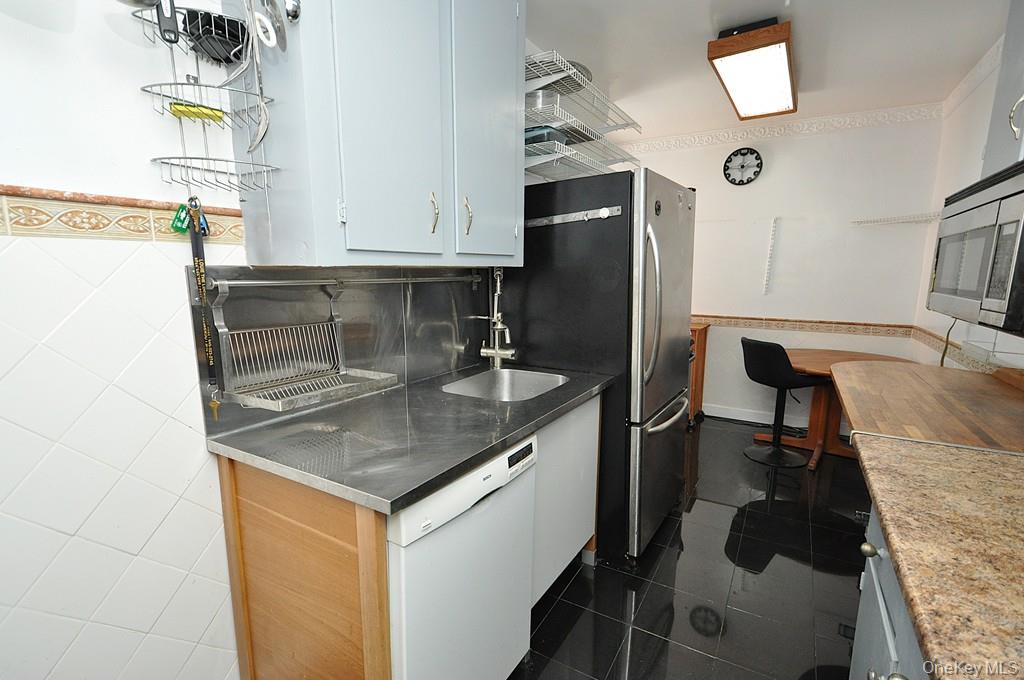 491 Riverdale Avenue 6d Property Photo 11