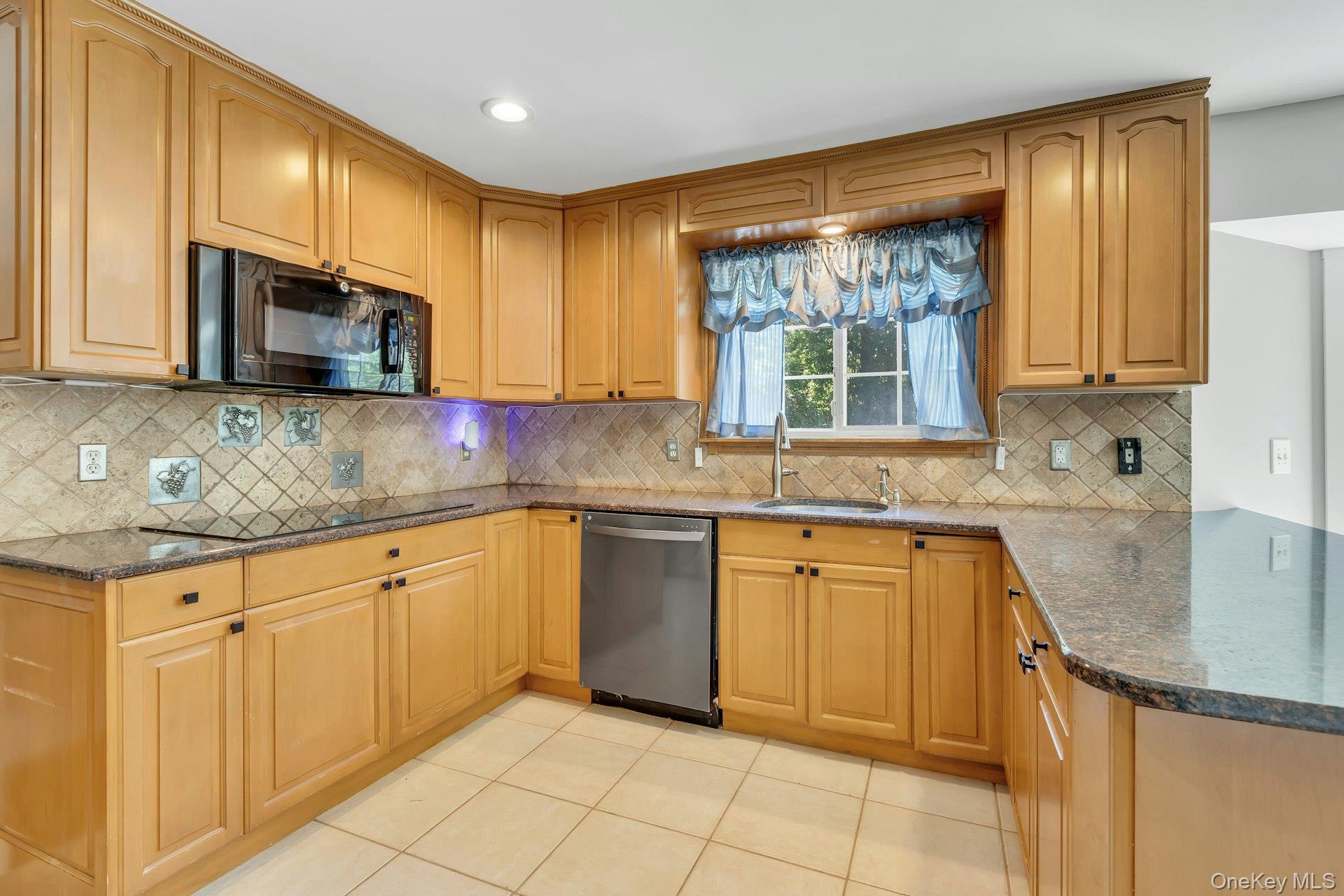 52 Elmhurst Avenue Property Photo 13
