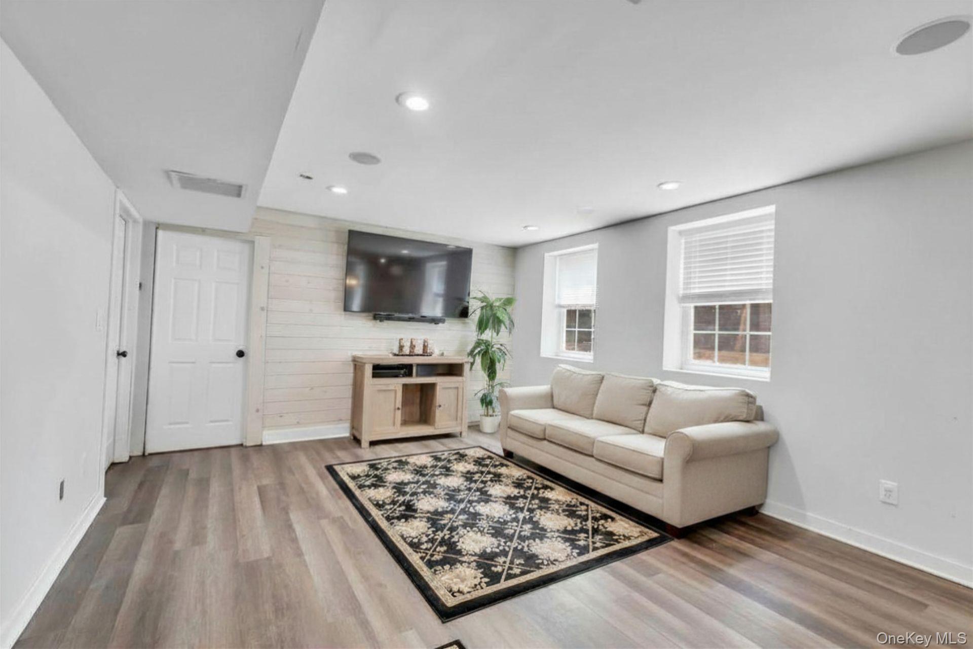 52 Elmhurst Avenue Property Photo 33