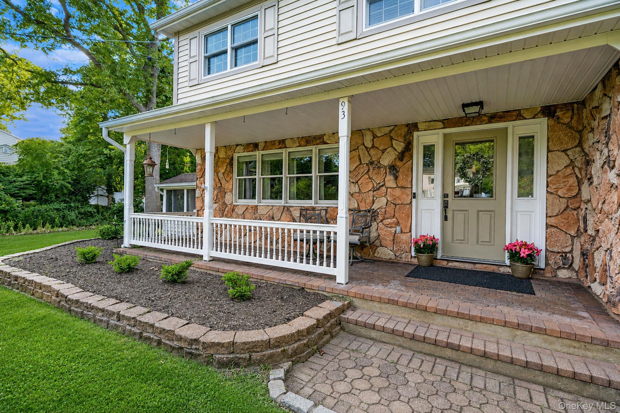 93 N Country Road Property Photo 4