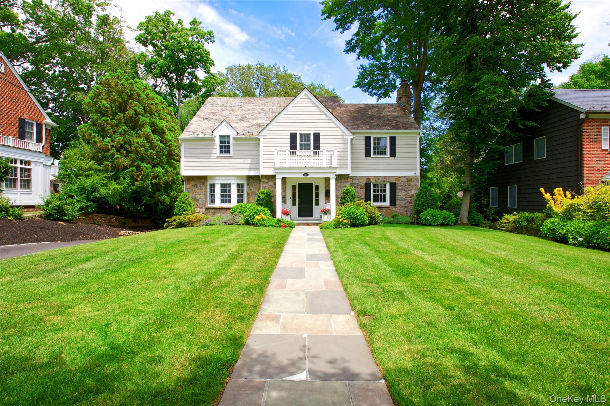 162 Manhasset Woods Road Property Photo 1