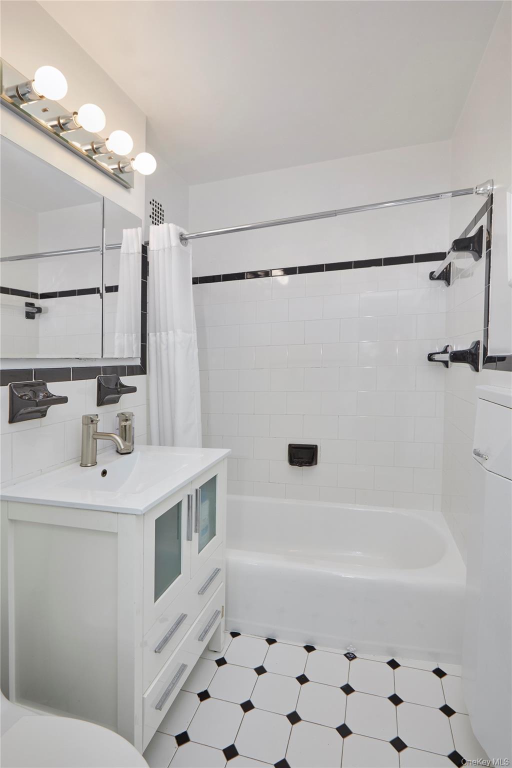 5900 Arlington Avenue 4b Property Photo 8