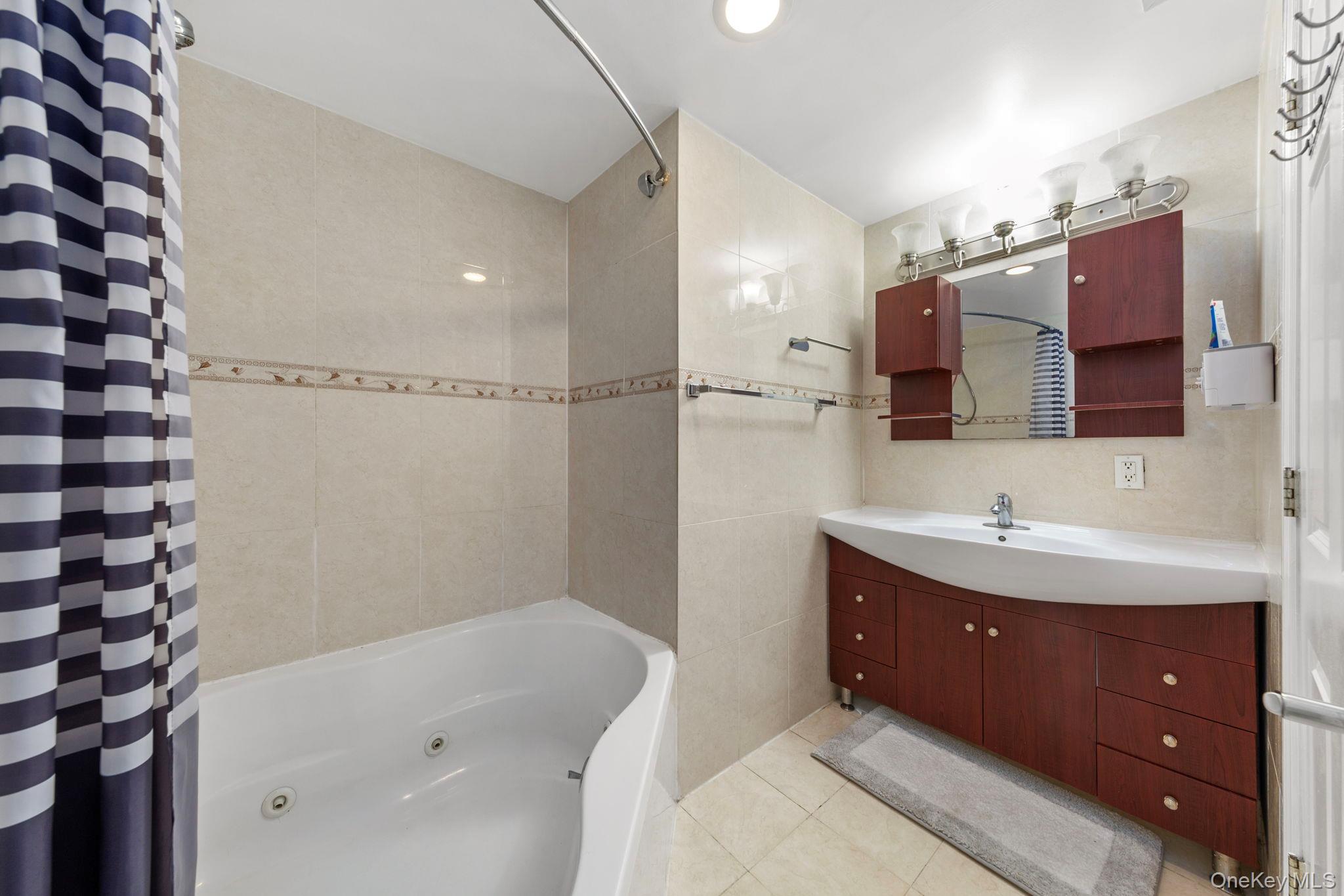 37-20 Prince St. Property Photo 5