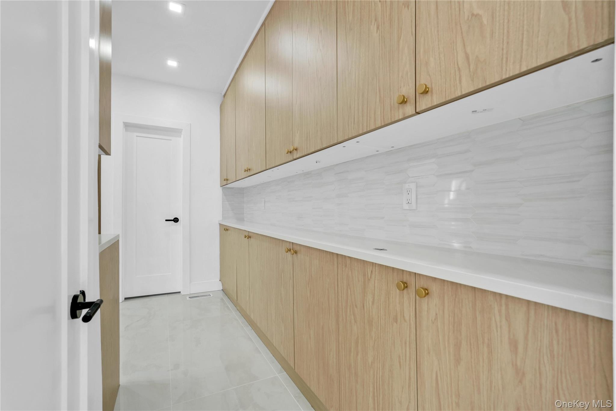 1050 E 31st Street Property Photo 7