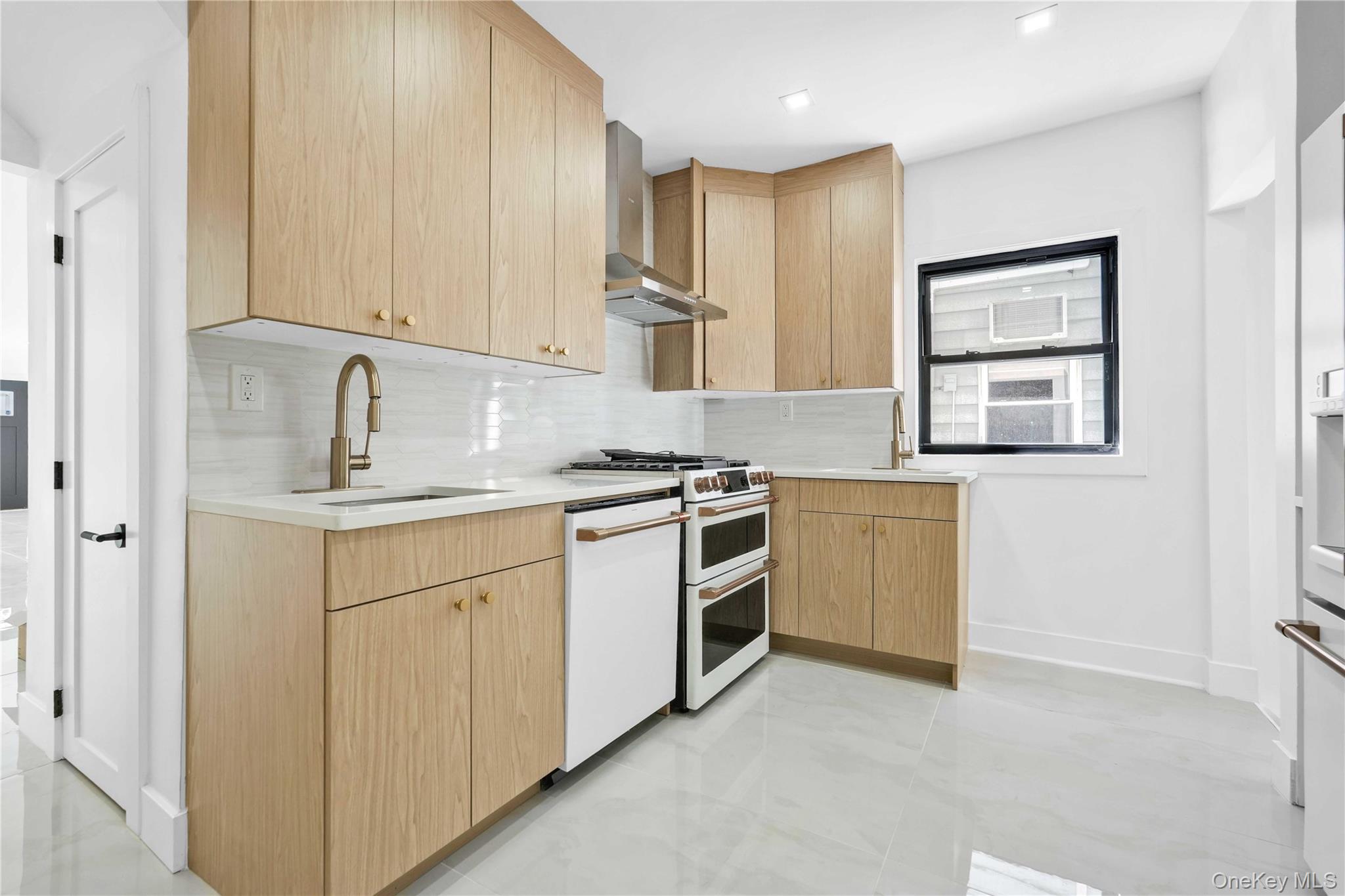 1050 E 31st Street Property Photo 8
