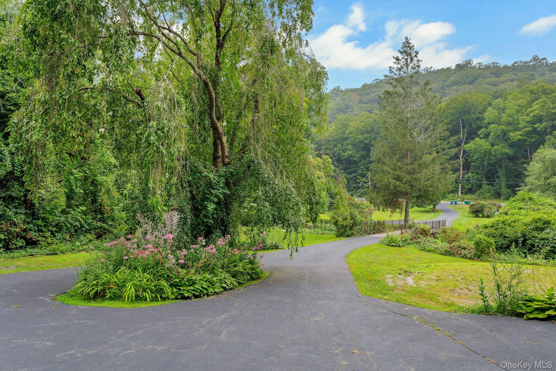 934 Peekskill Hollow Road Property Photo 2