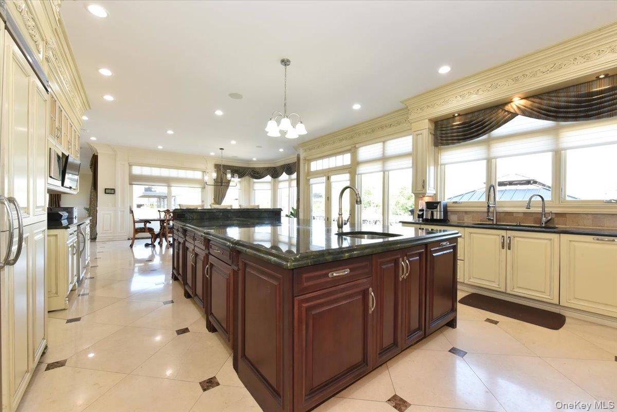 3510 Riverside Drive Property Photo 6