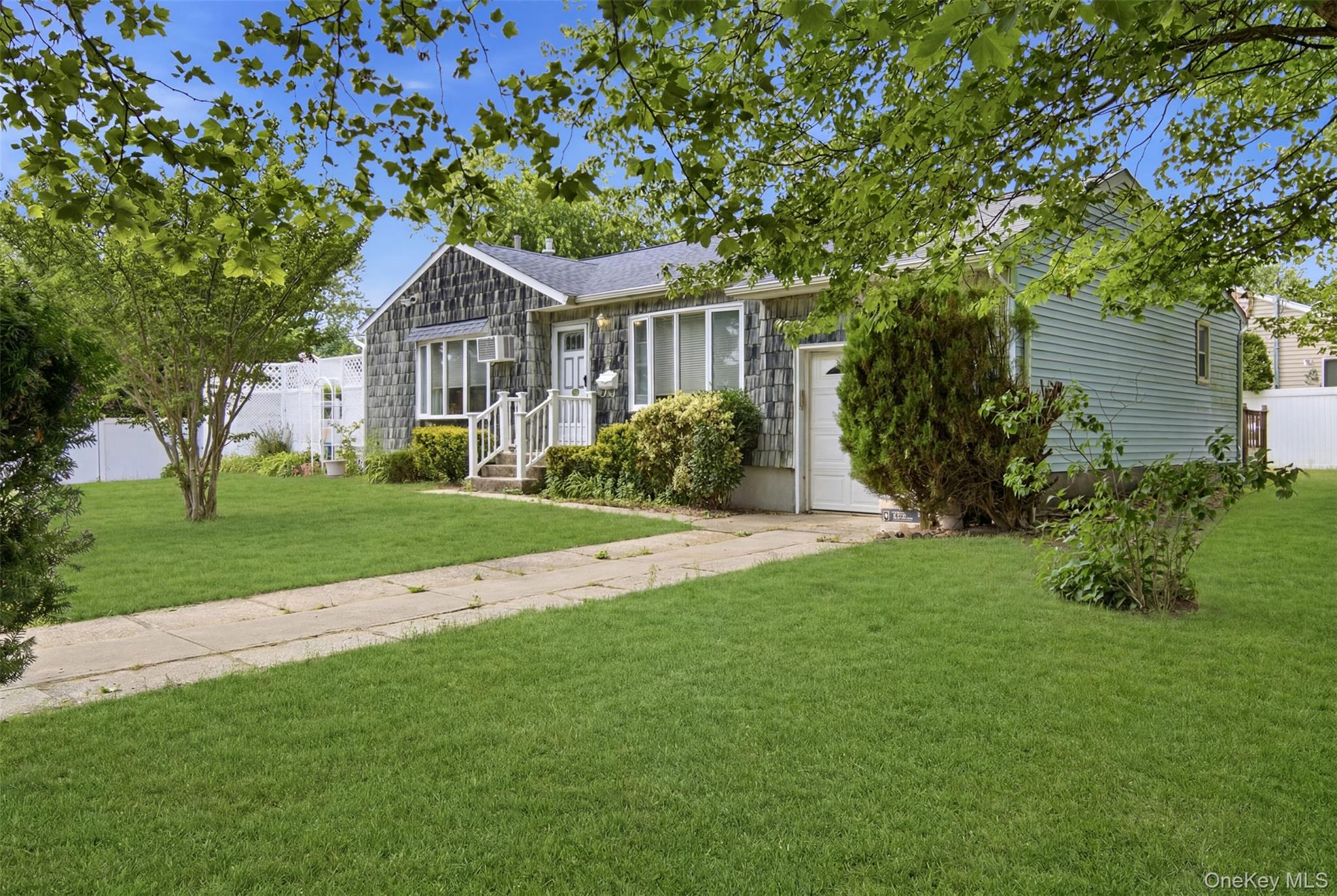 163 Islip Boulevard Property Photo 1