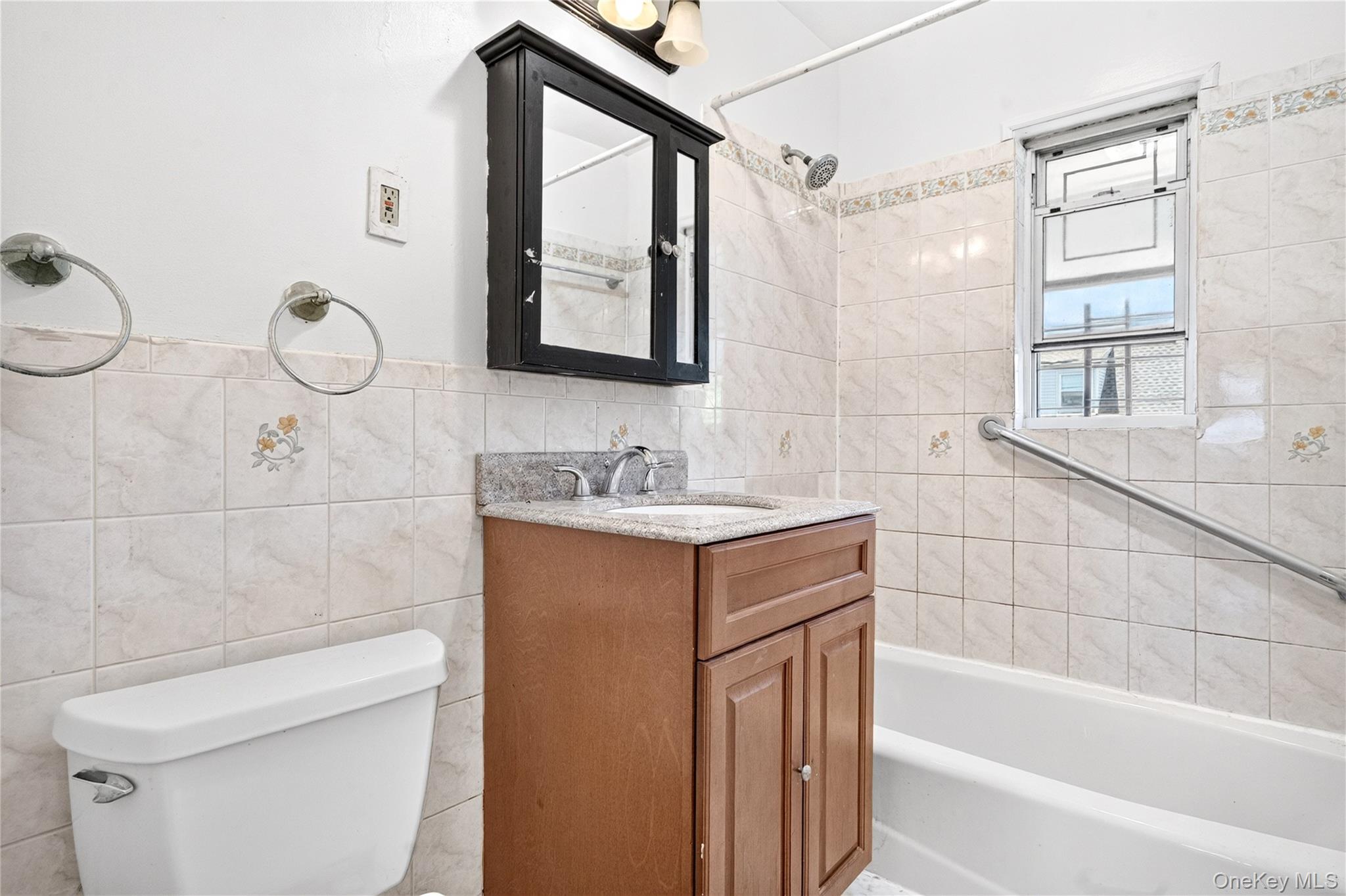 3885 Paulding Avenue Property Photo 5