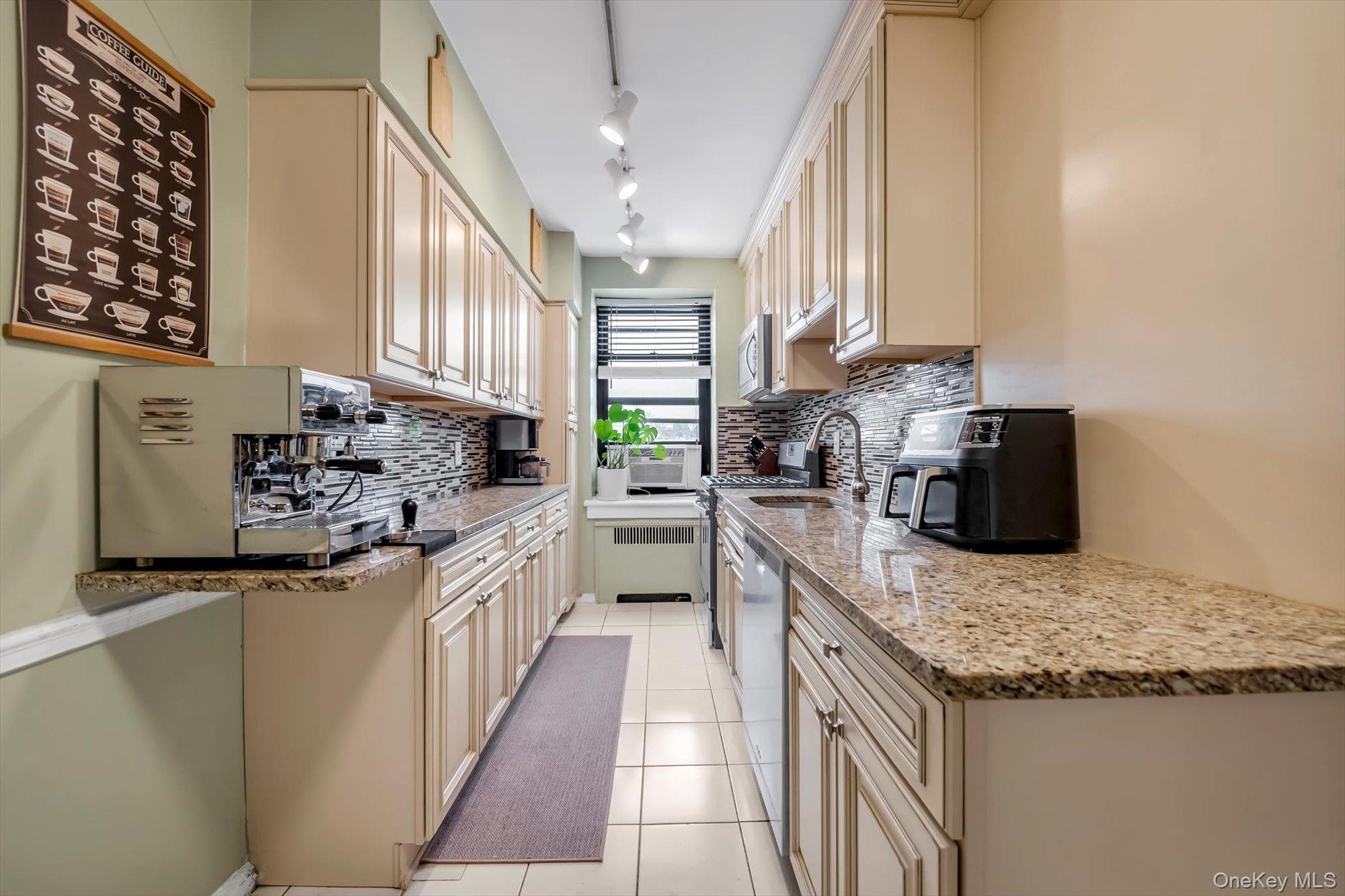 1 Town House Place 2e Property Photo 7