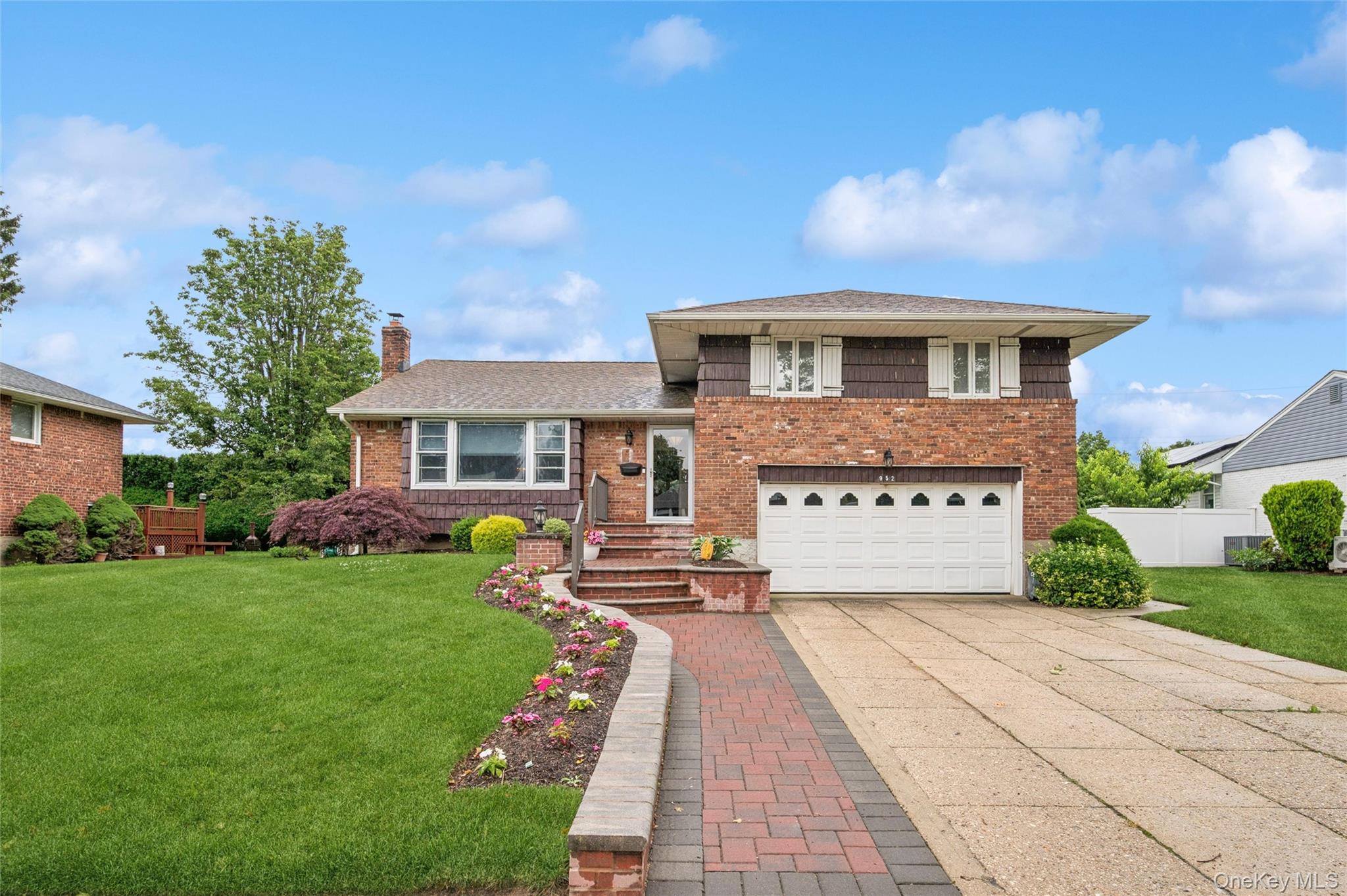 952 Roxbury Drive Property Photo 1