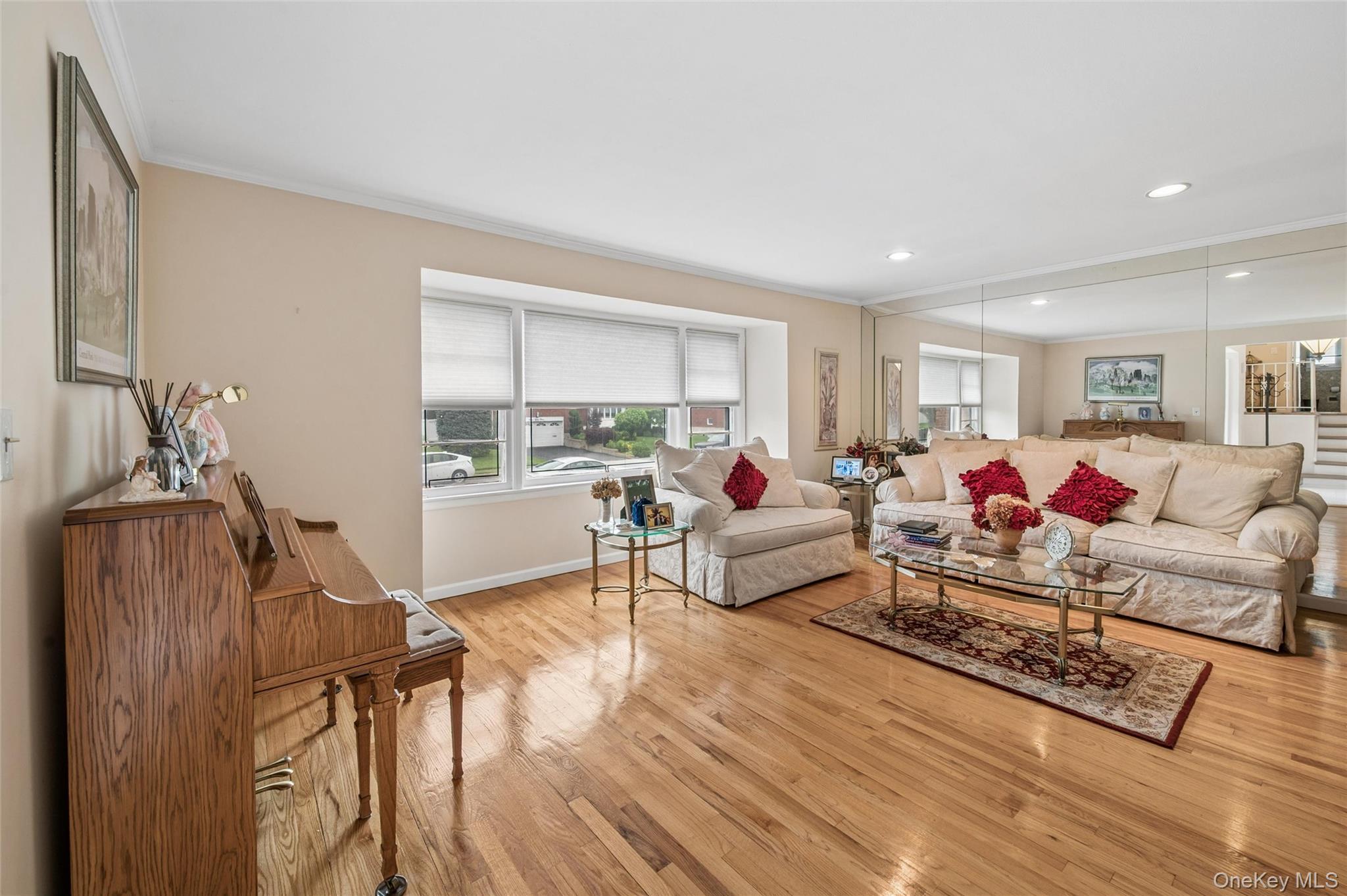 952 Roxbury Drive Property Photo 3