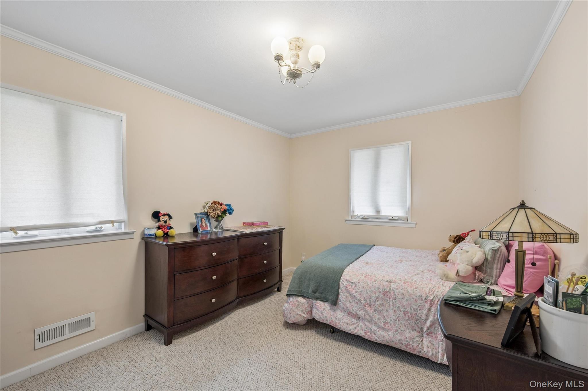 952 Roxbury Drive Property Photo 11