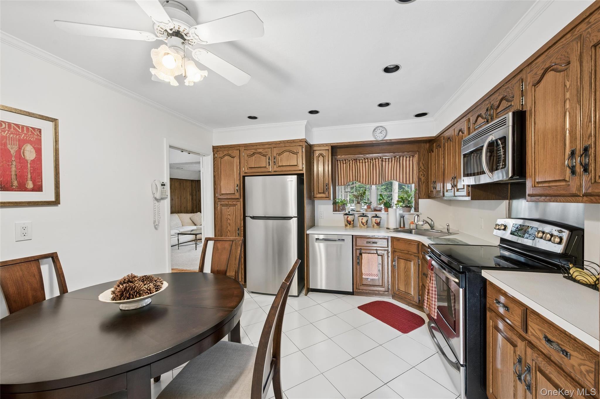 952 Roxbury Drive Property Photo 13