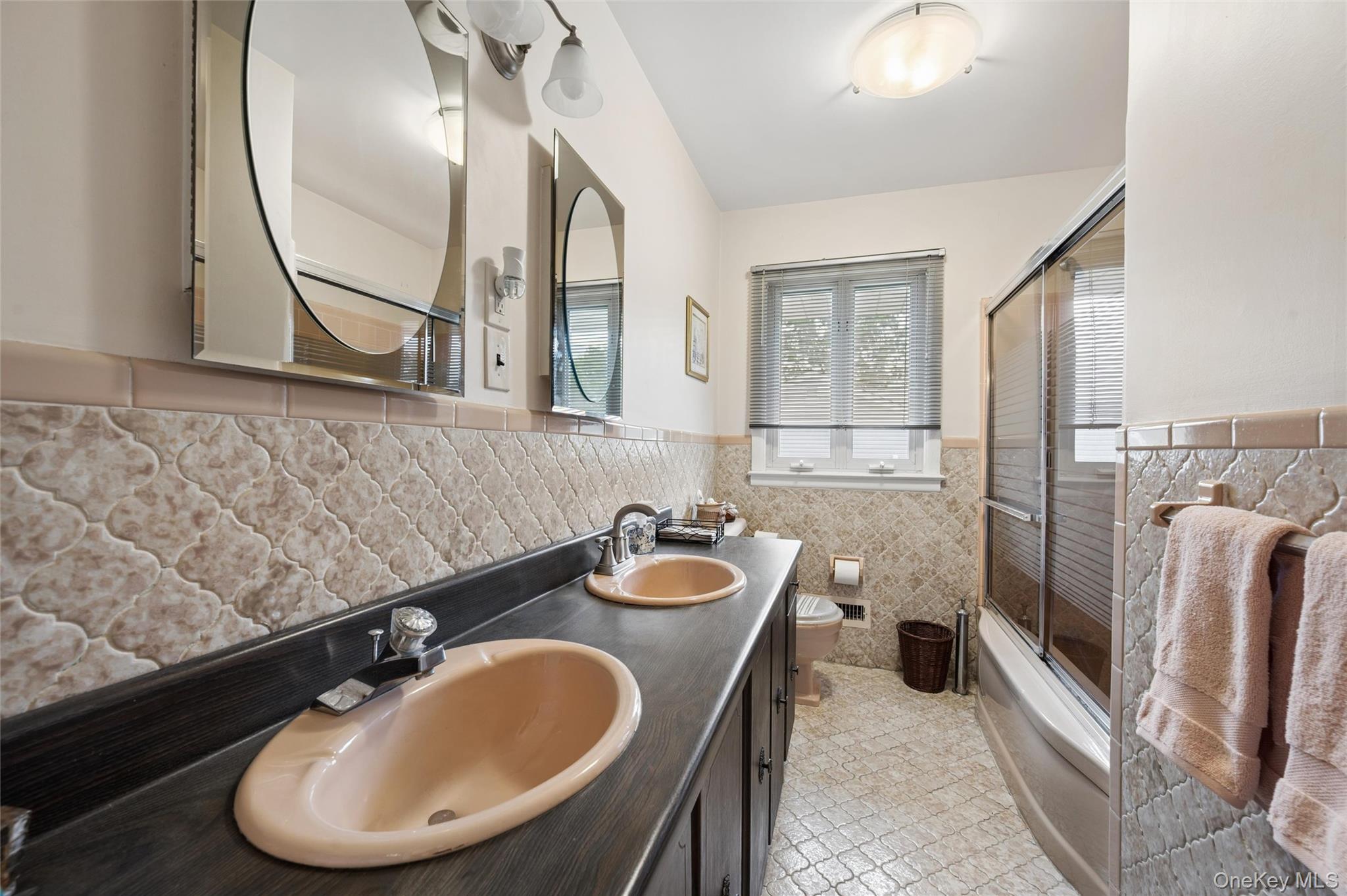 952 Roxbury Drive Property Photo 14