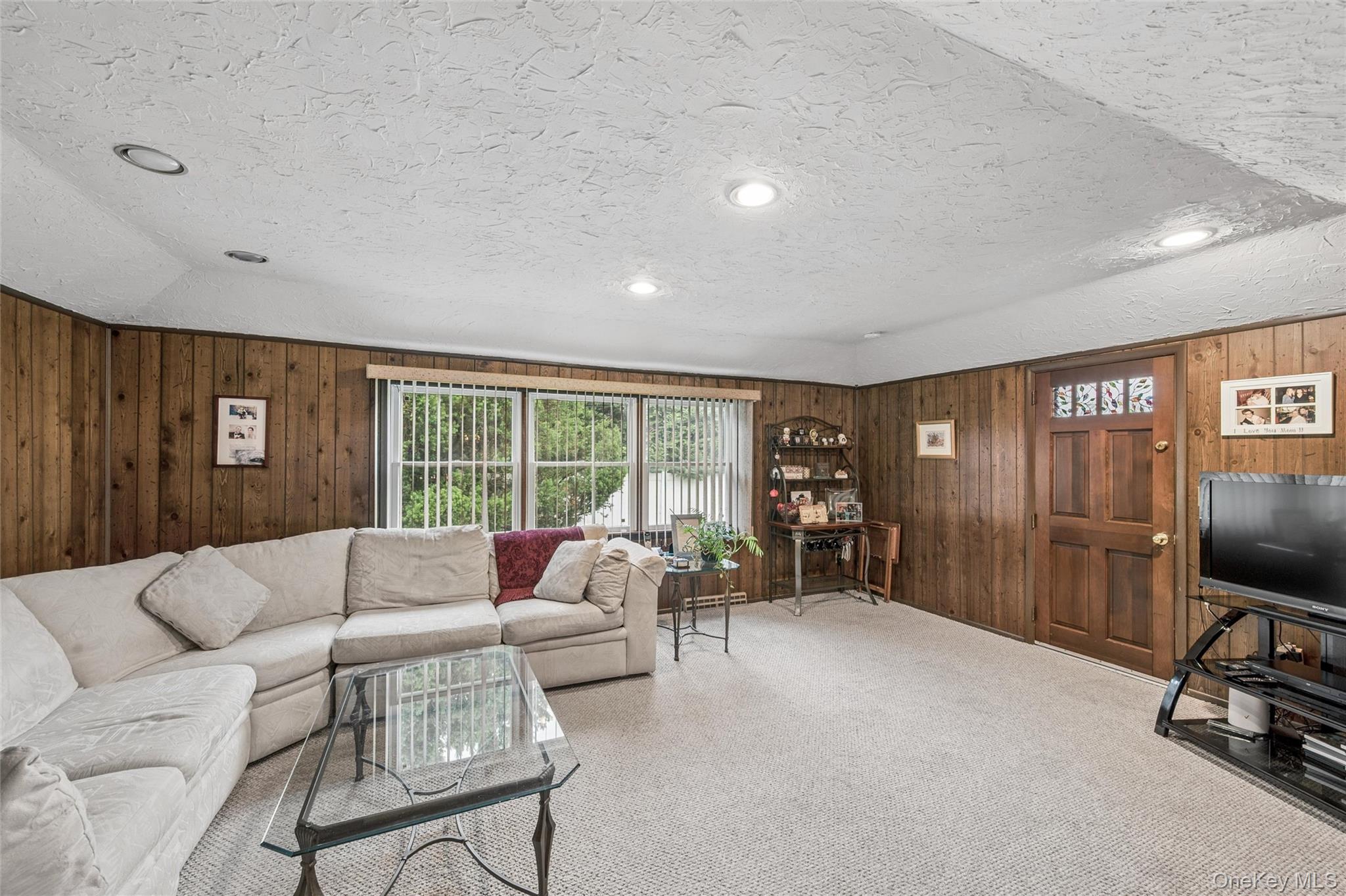 952 Roxbury Drive Property Photo 19