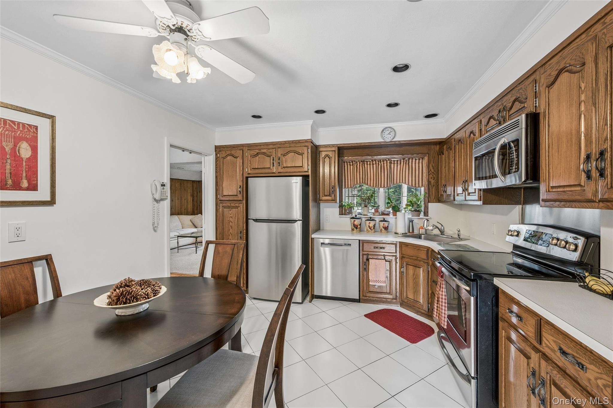 952 Roxbury Drive Property Photo 22