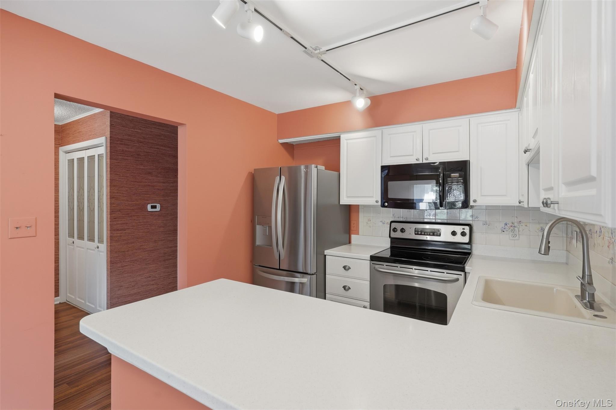 28 E Knoll Property Photo 6