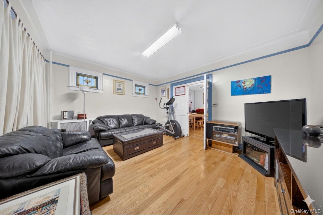 4084 Denman Street Property Photo 2