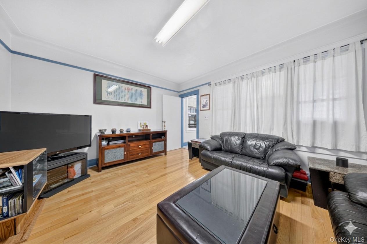 4084 Denman Street Property Photo 3