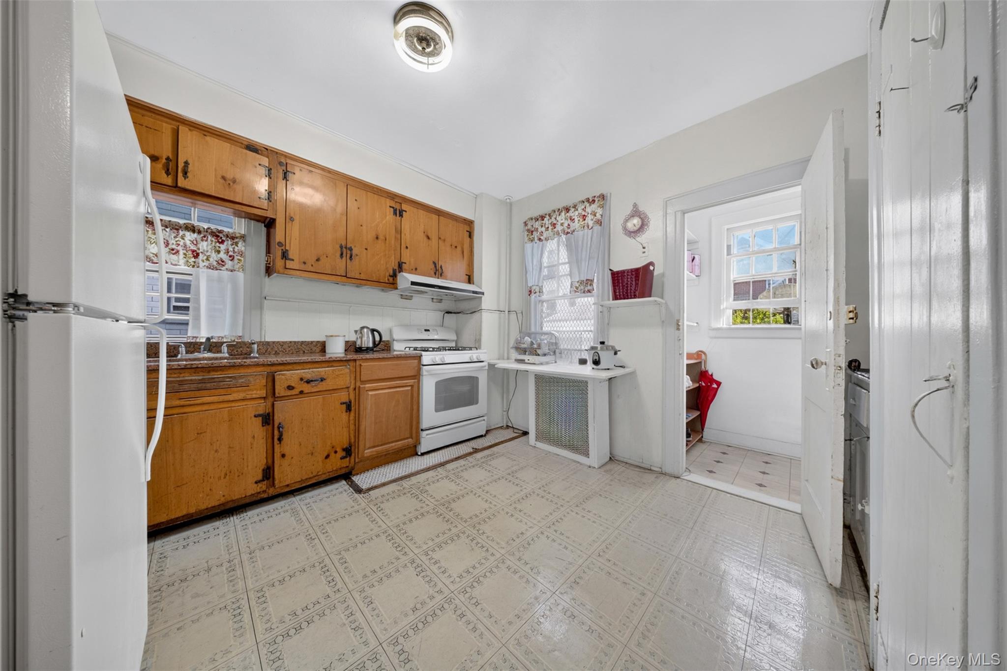 4084 Denman Street Property Photo 7