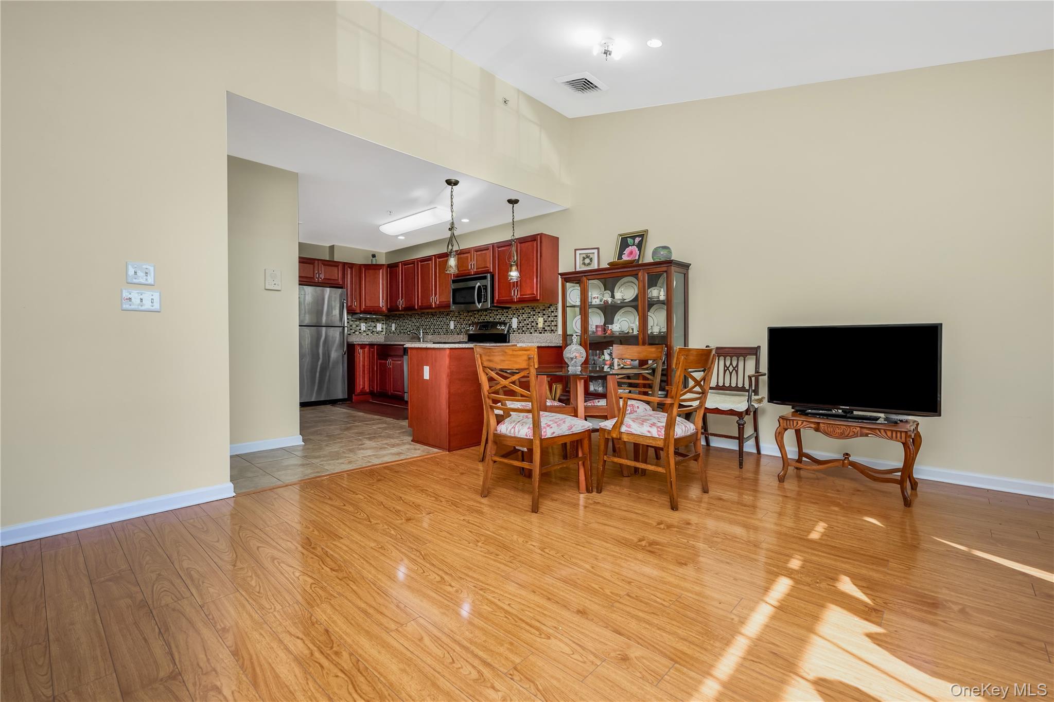 212 Willow Lane Property Photo 2