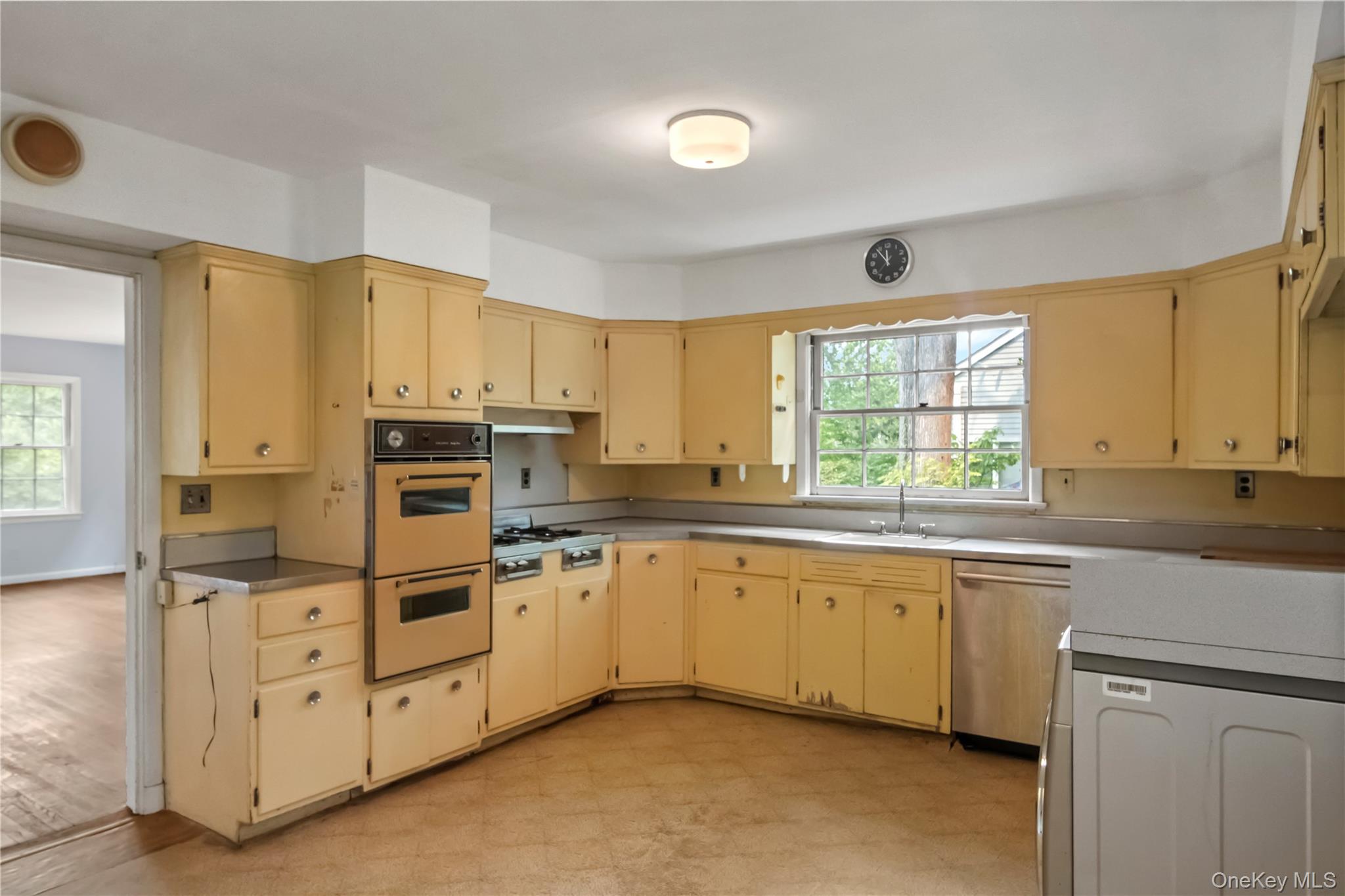 4670 Independence Avenue Property Photo 14