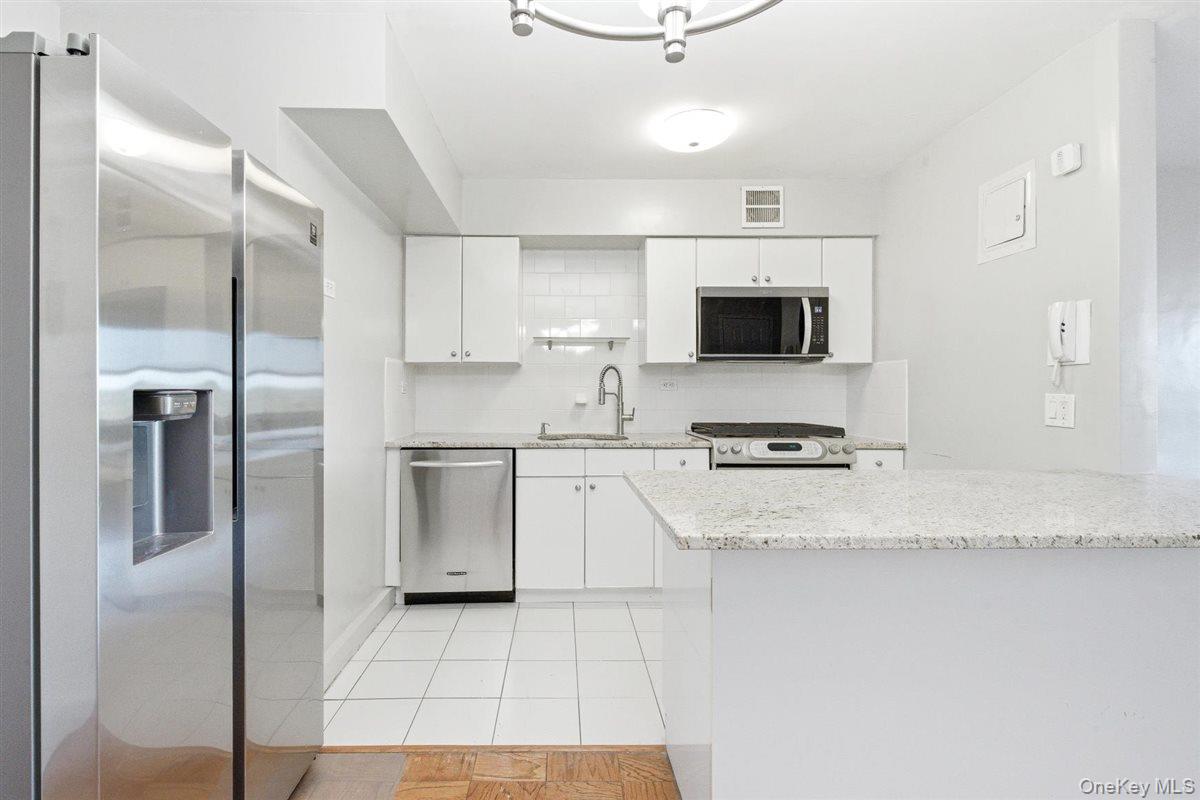 70-25 Yellowstone Boulevard 15p Property Photo 14