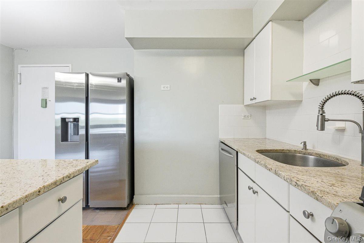 70-25 Yellowstone Boulevard 15p Property Photo 16