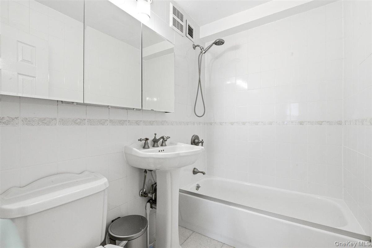 70-25 Yellowstone Boulevard 15p Property Photo 21