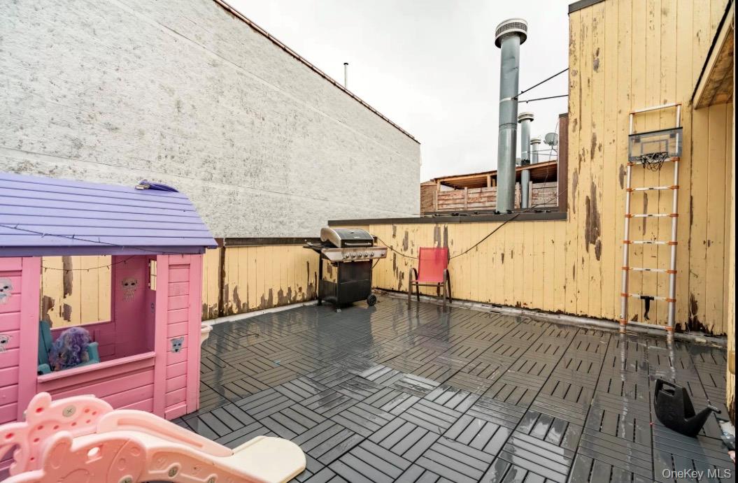 1496 Hicks Street Property Photo 4