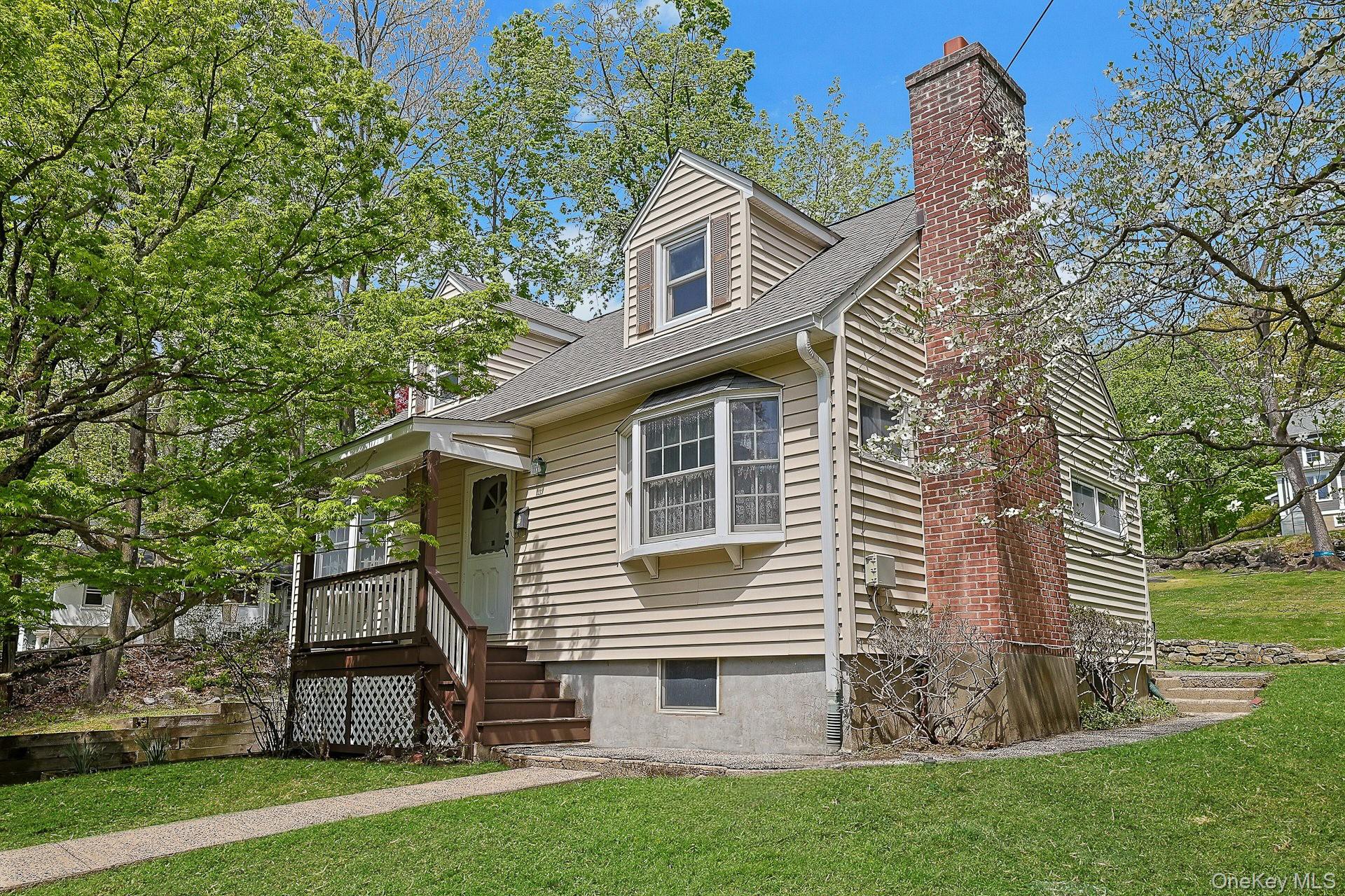 445 E Sunnyside Lane Property Photo 1