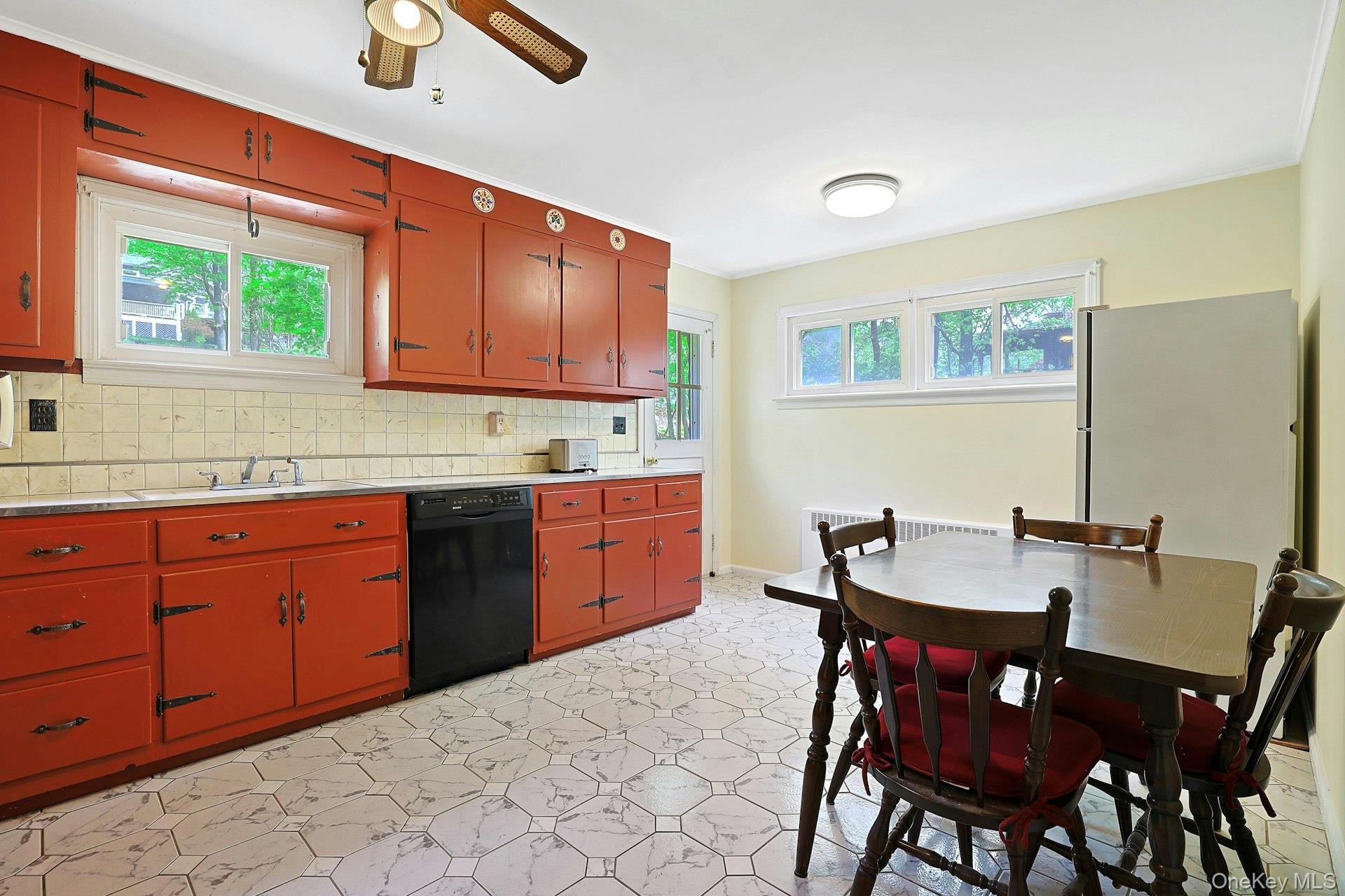 445 E Sunnyside Lane Property Photo 6