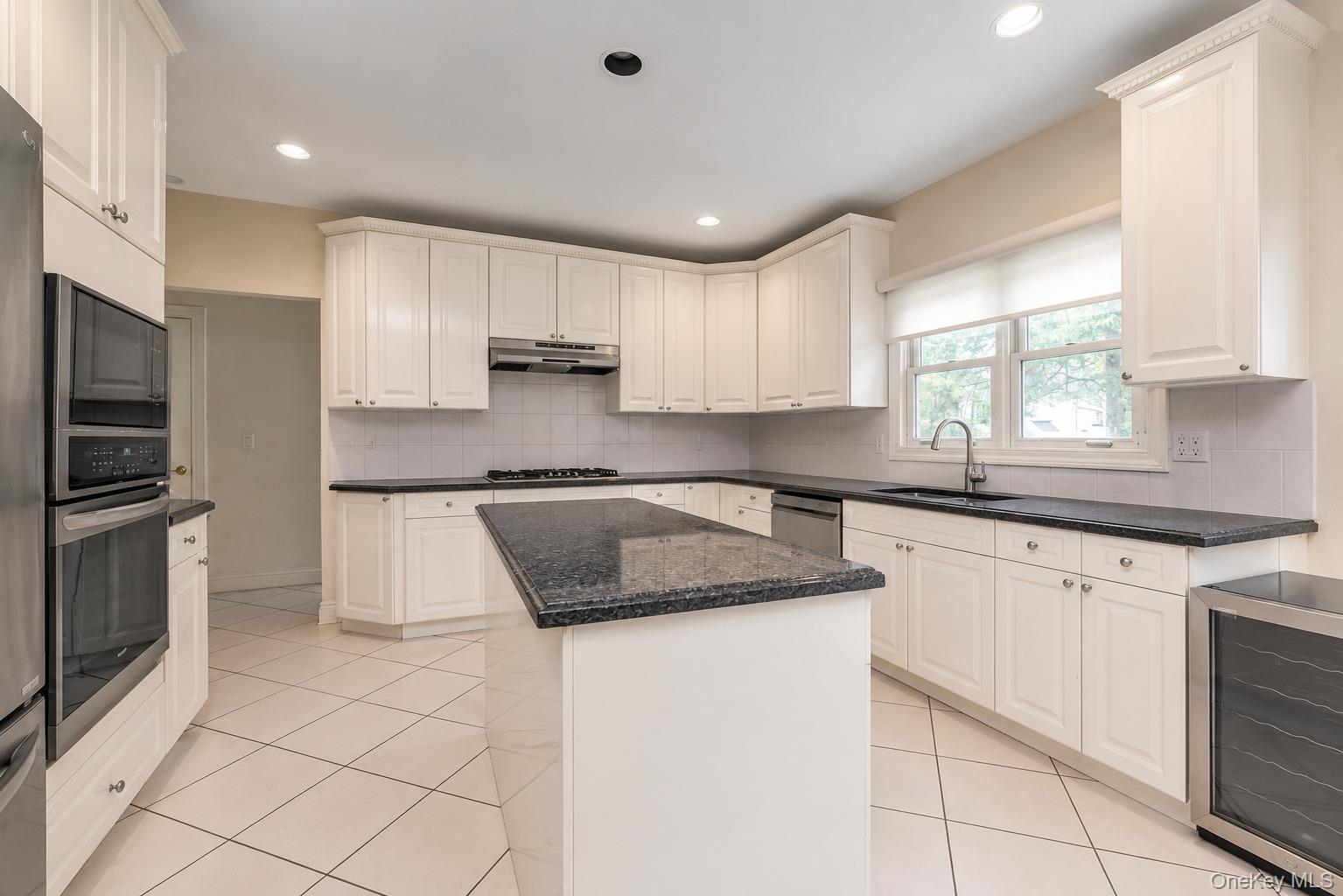93 Oxford Boulevard Property Photo 13